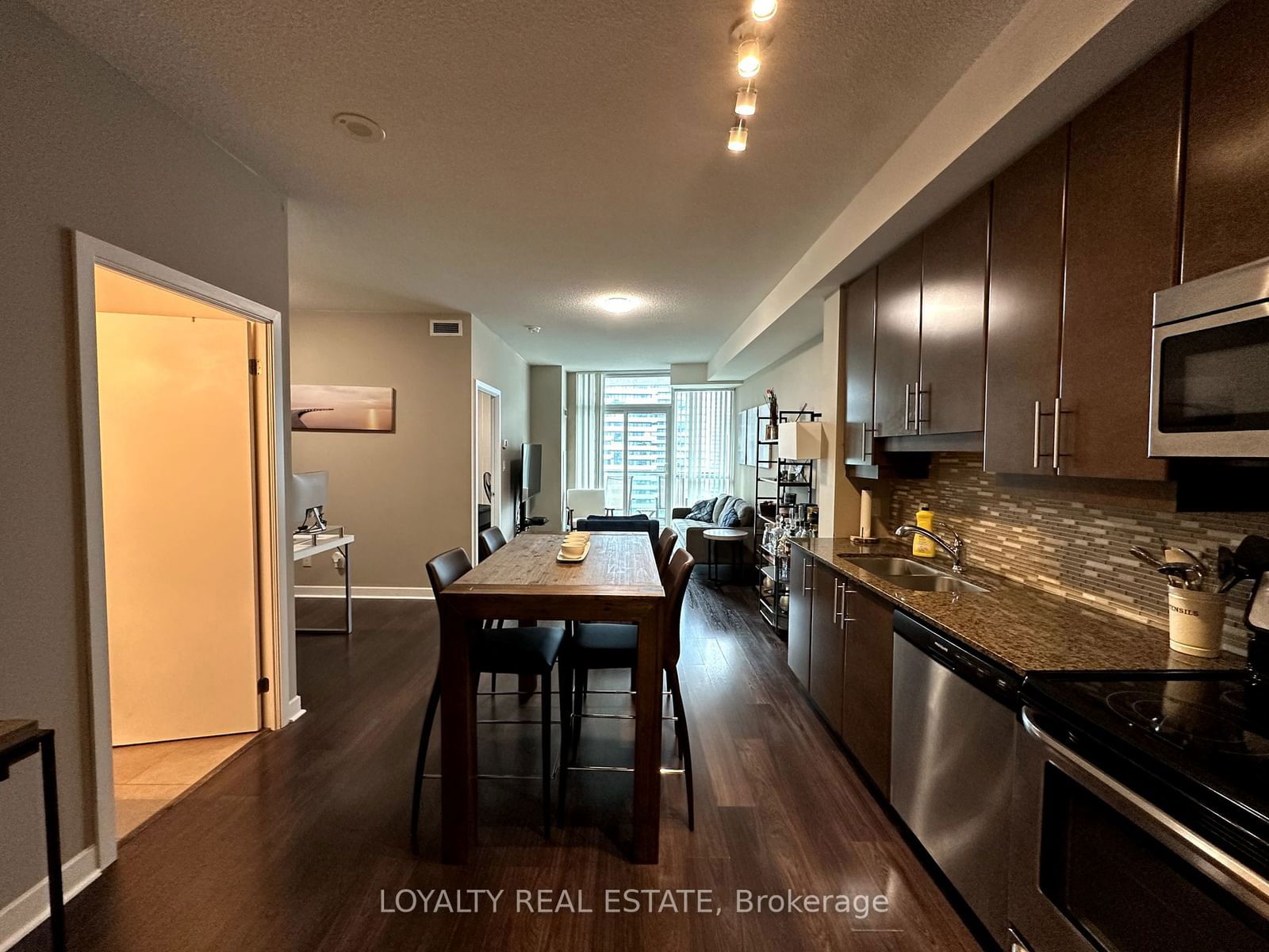 33 Bay St, unit 2101 for rent