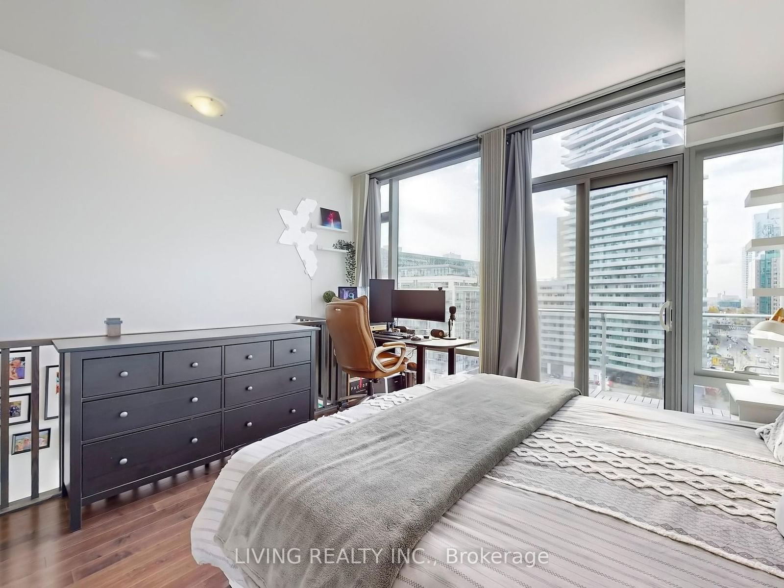 39 Queens Quay E, unit 940 for sale