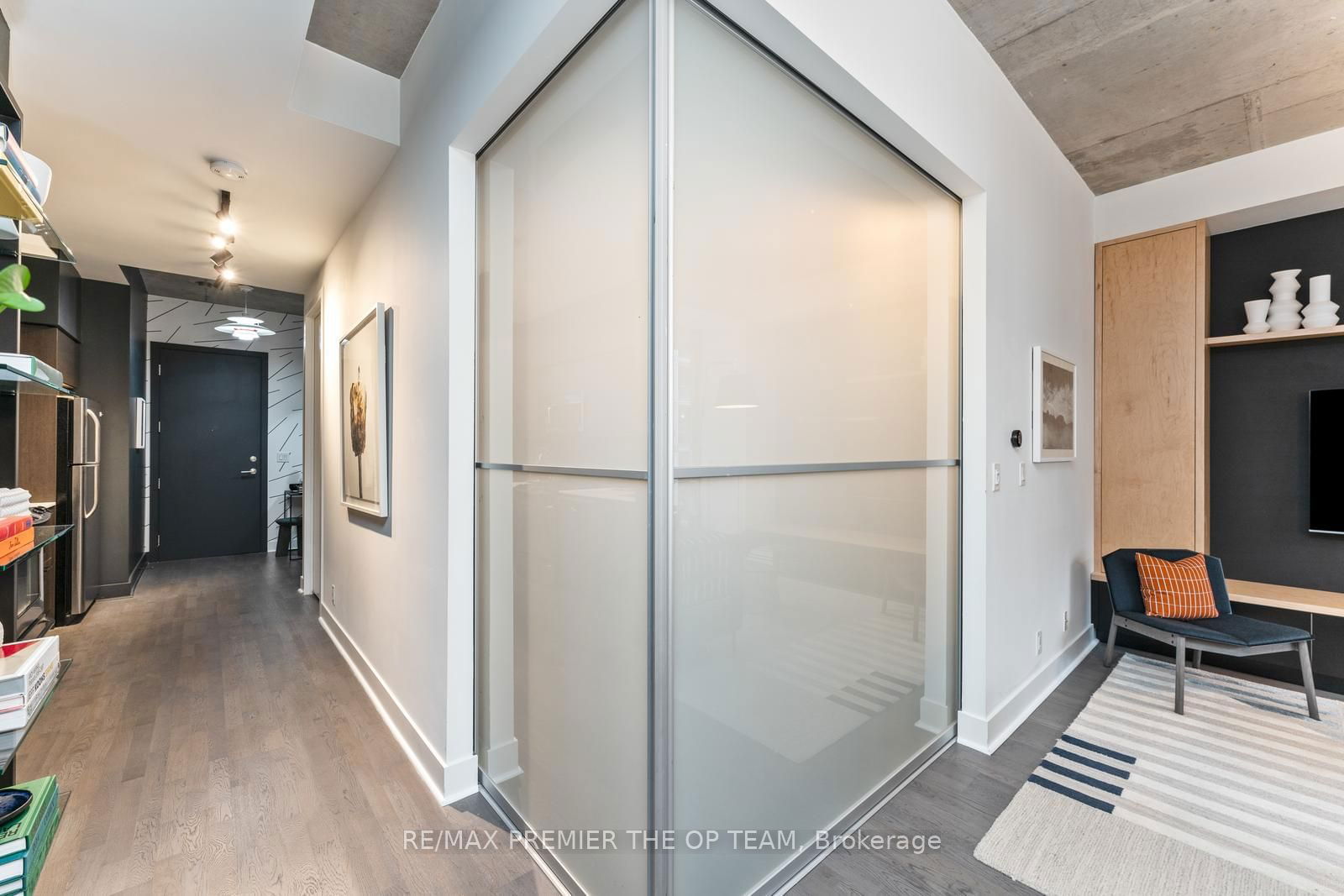 399 Adelaide St W, unit 203 for rent