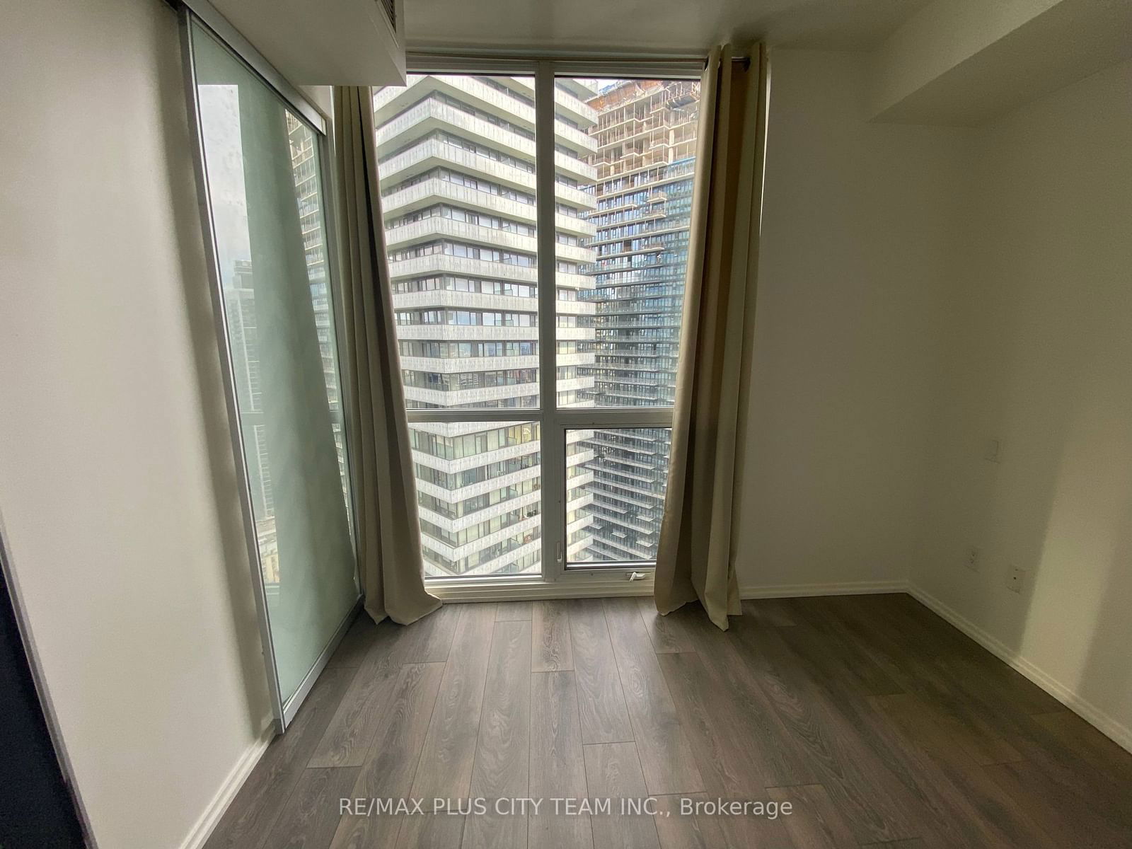 45 Charles St E, unit 4009 for rent