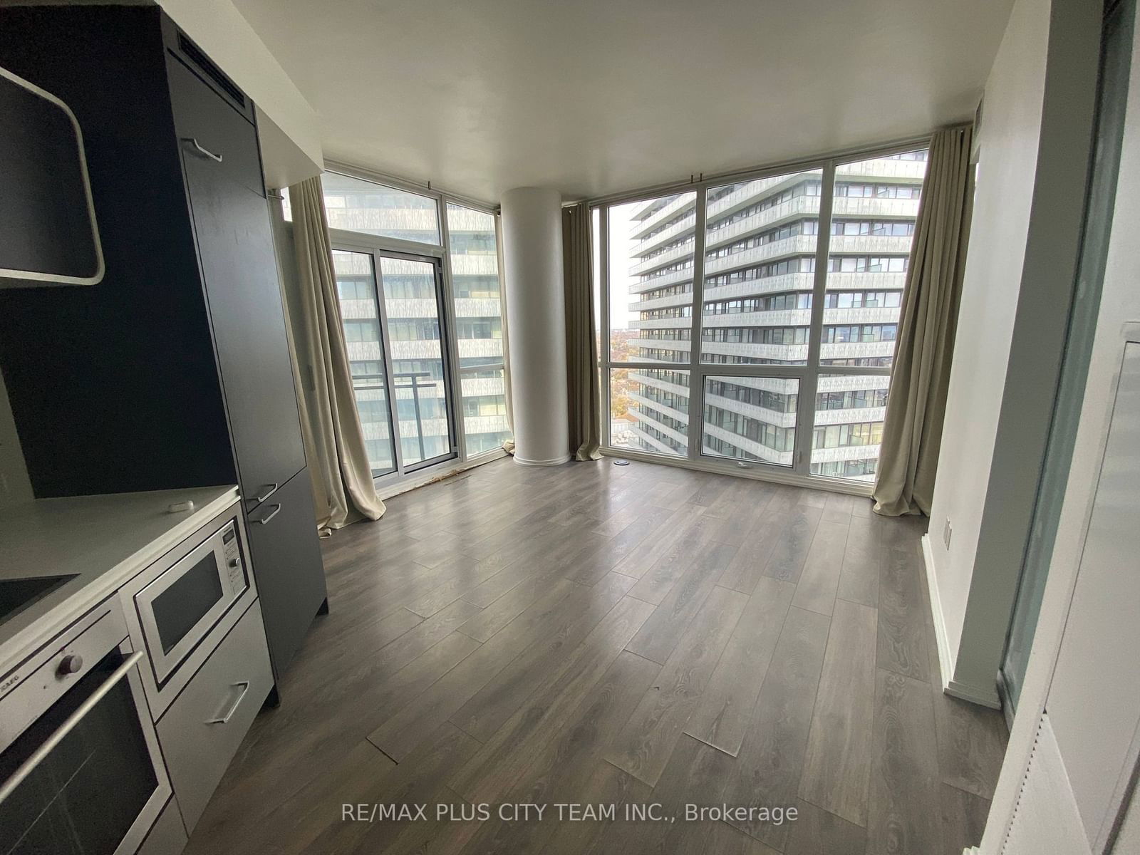 45 Charles St E, unit 4009 for rent