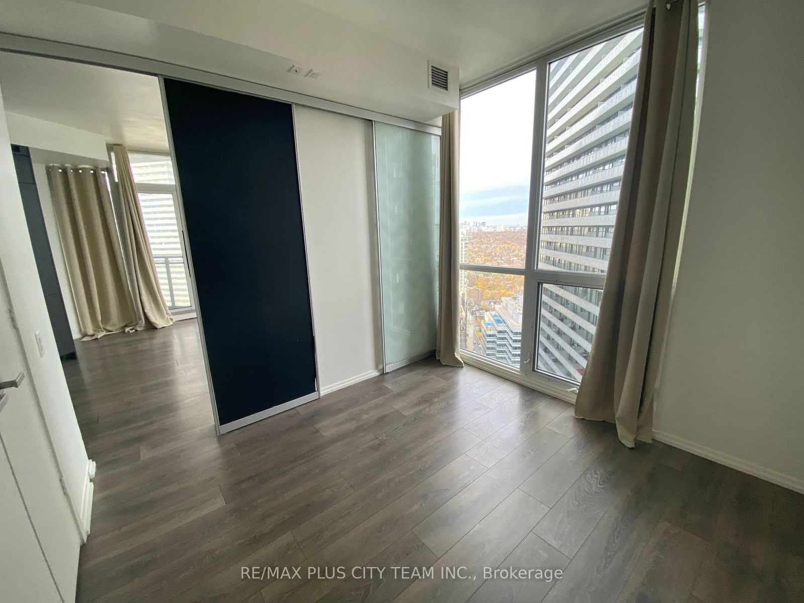 45 Charles St E, unit 4009 for rent