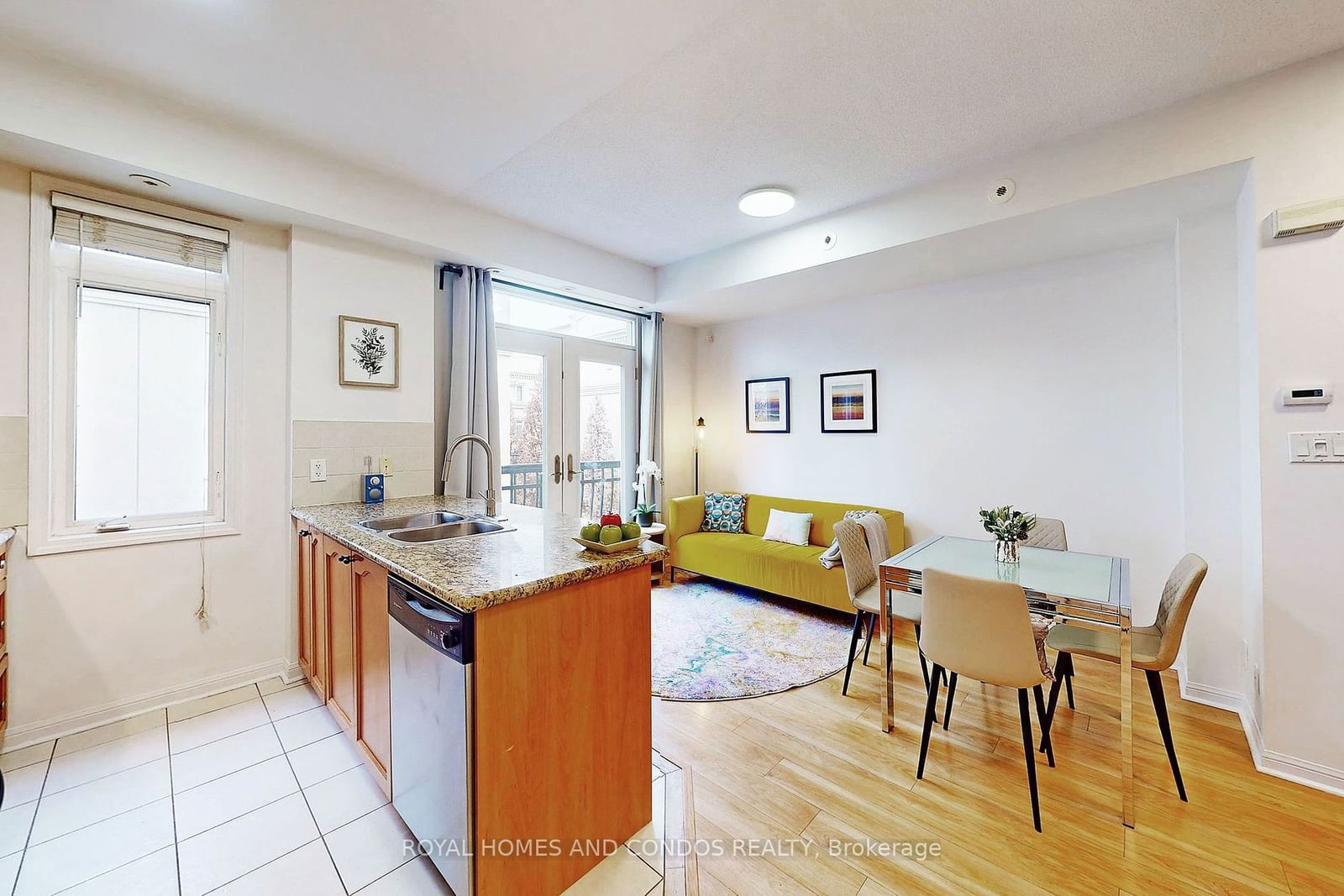 60 Carr St, unit Th5 for sale