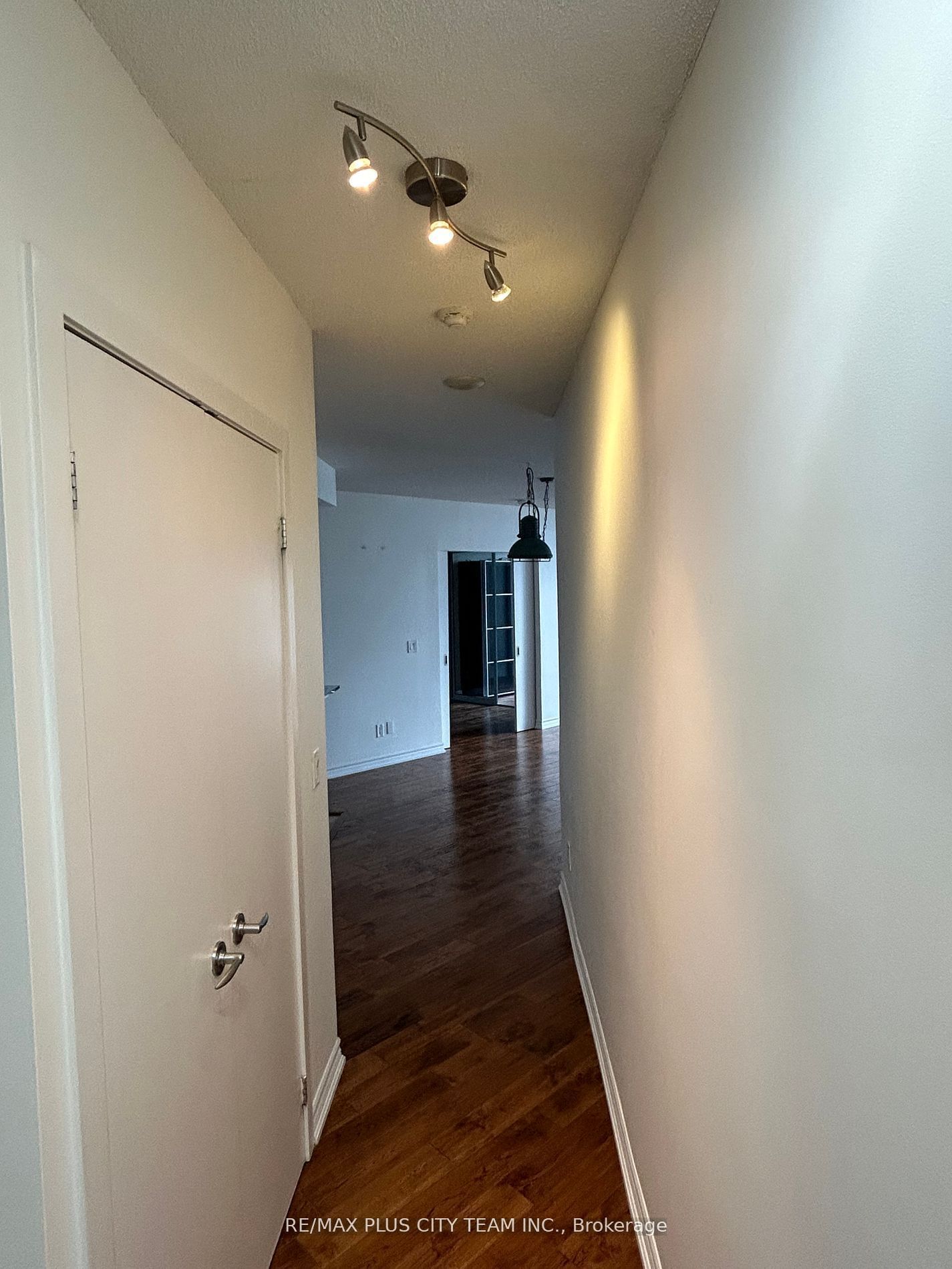 218 Queens Quay W, unit 403 for rent