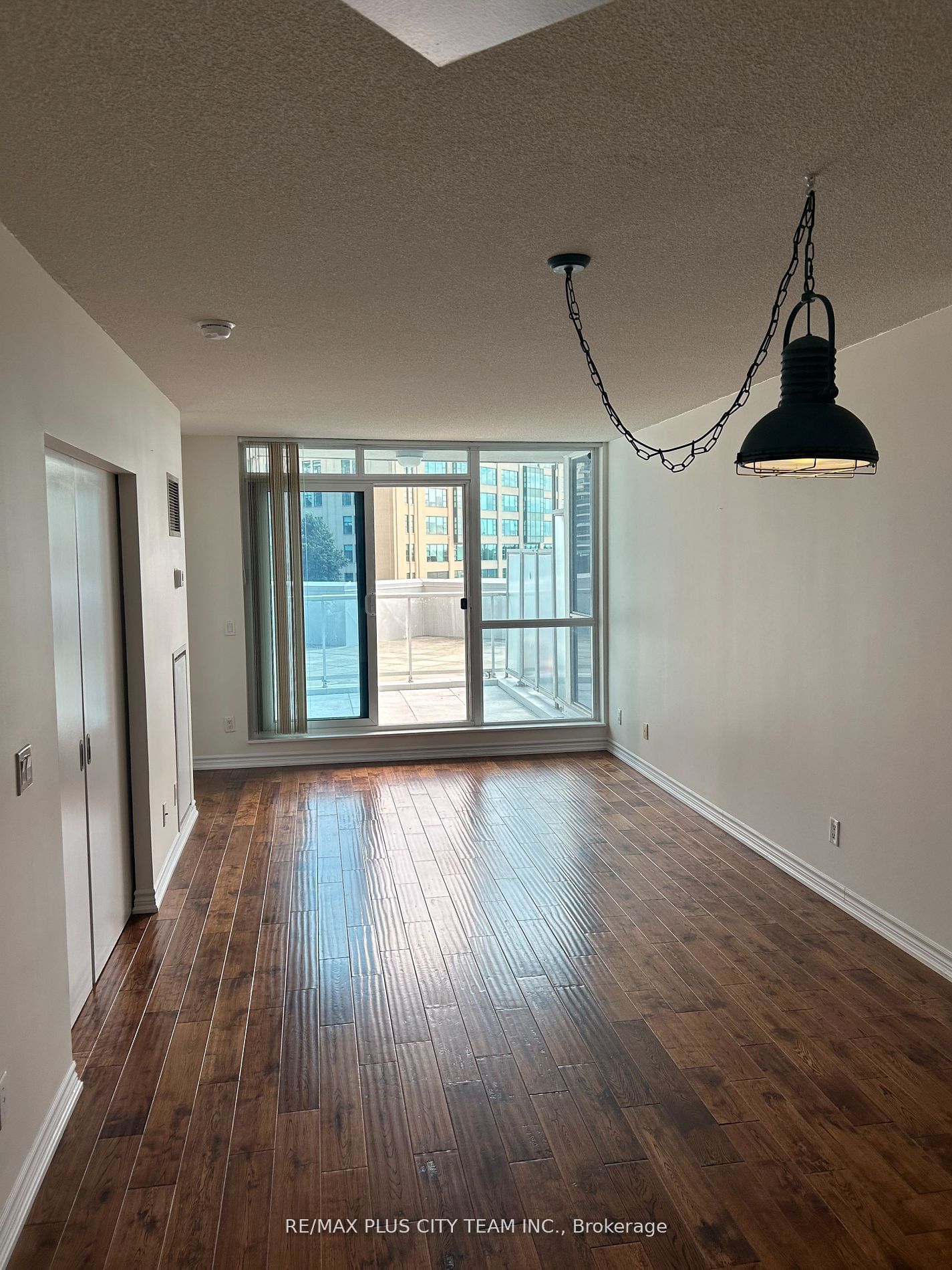 218 Queens Quay W, unit 403 for rent