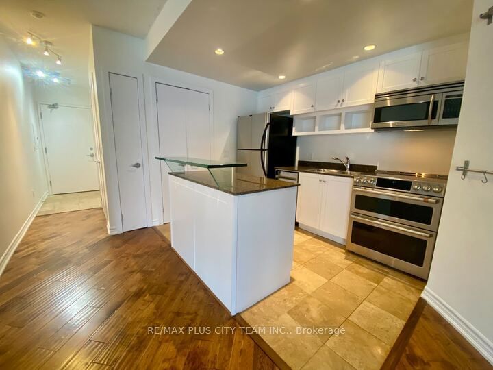 218 Queens Quay W, unit 403 for rent