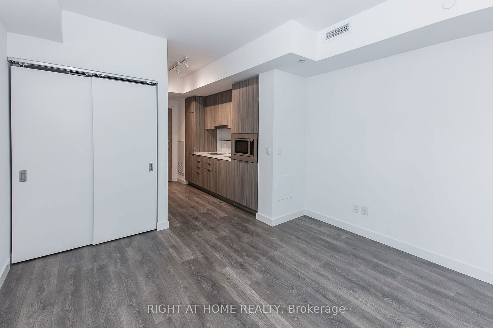 215 Queen St W, unit 607 for rent