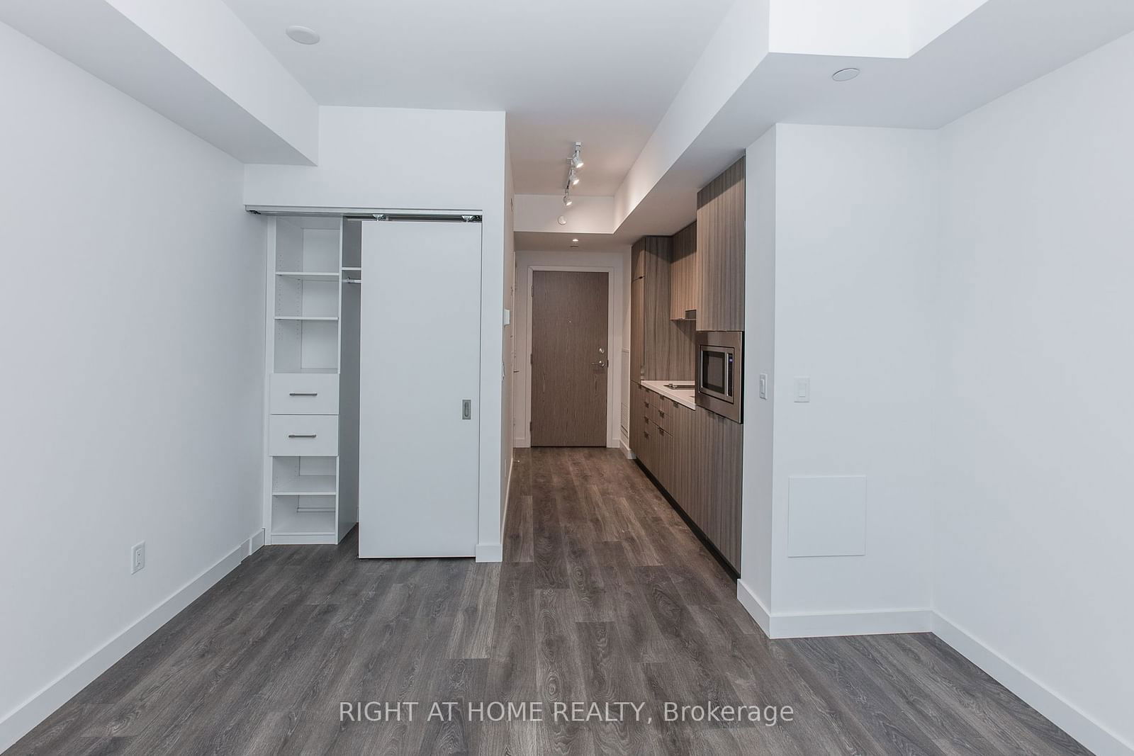 215 Queen St W, unit 607 for rent