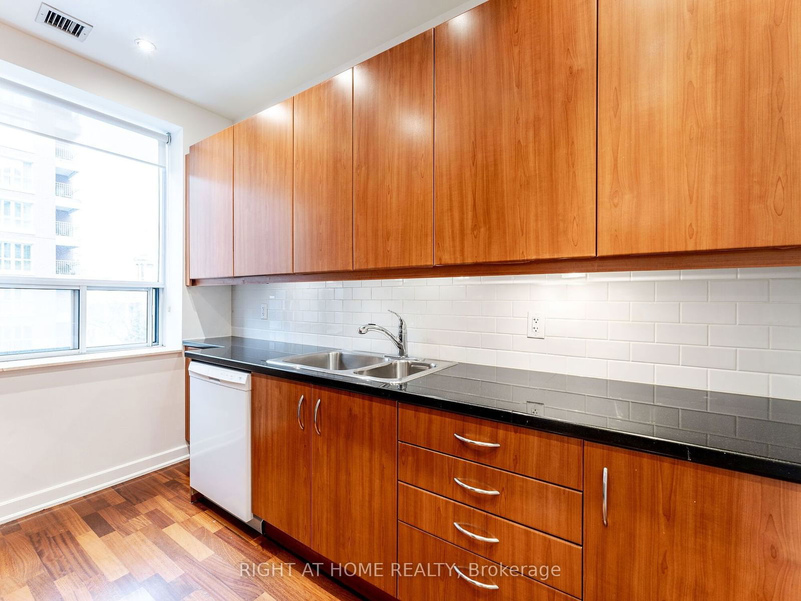 48 St Clair Ave W, unit 402 for rent