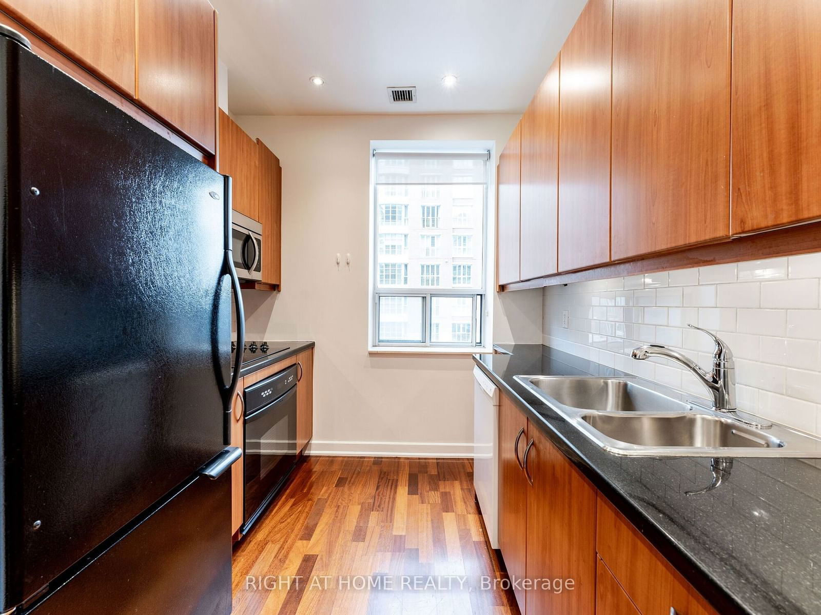 48 St Clair Ave W, unit 402 for rent