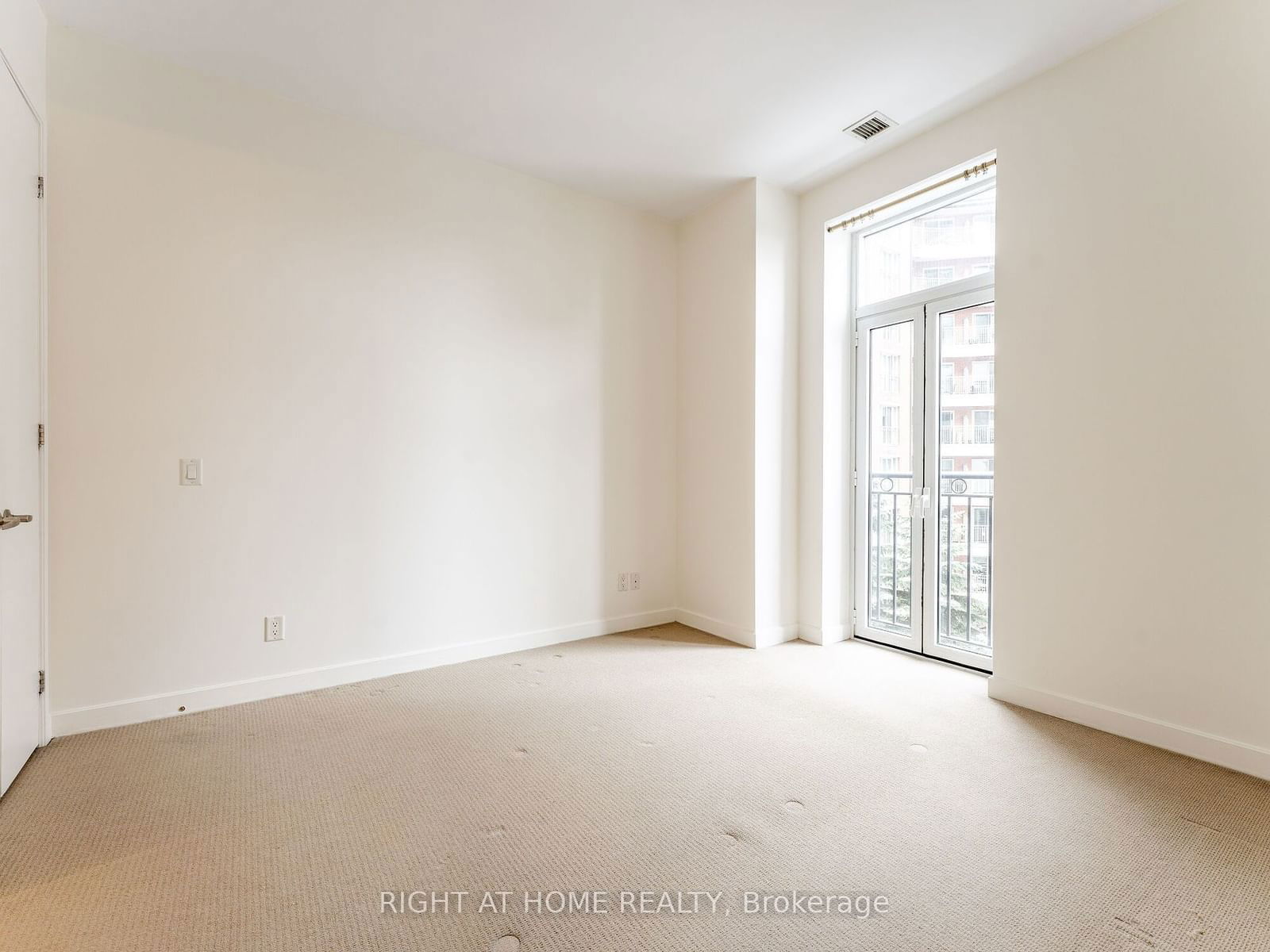 48 St Clair Ave W, unit 402 for rent