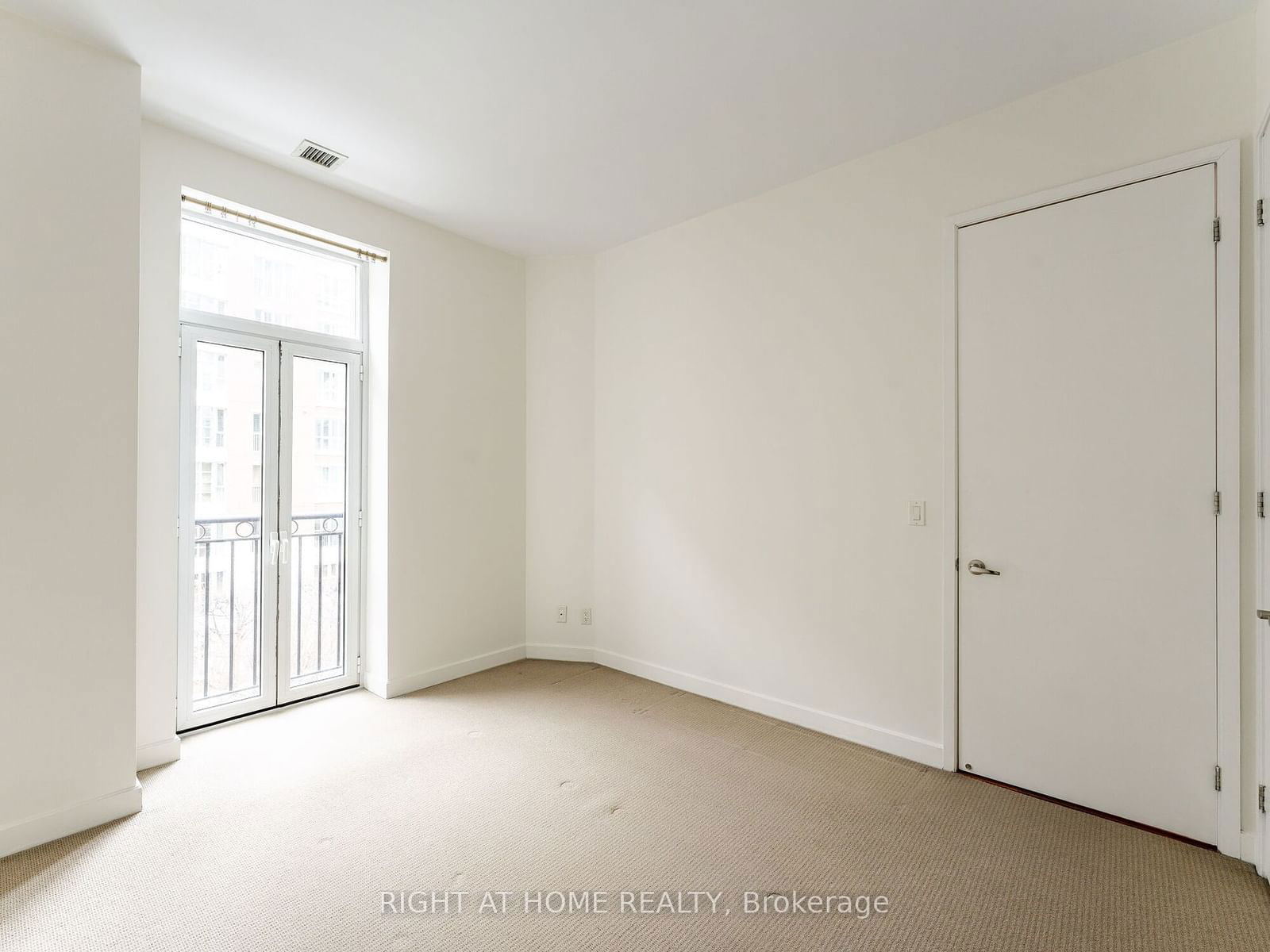 48 St Clair Ave W, unit 402 for rent