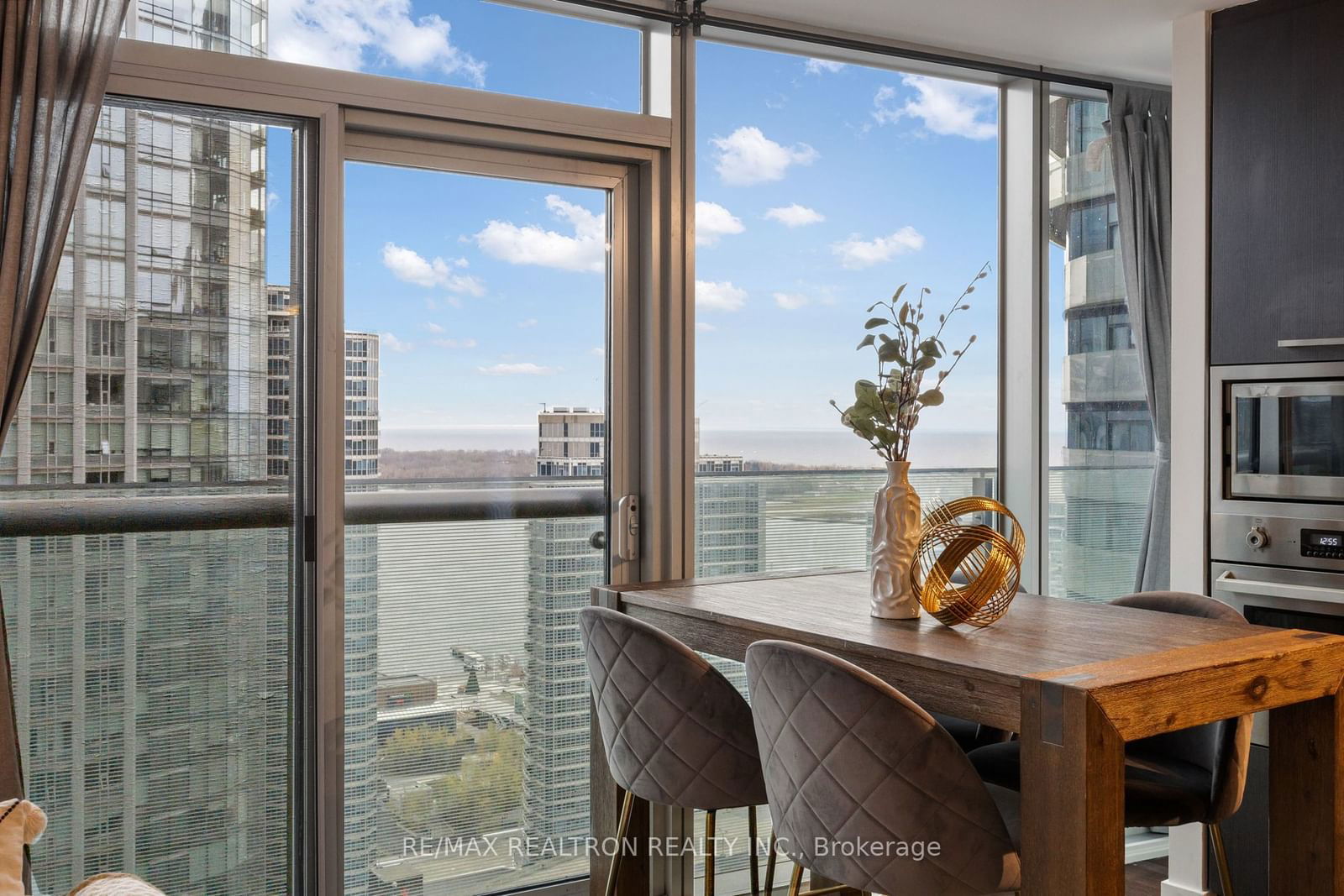 14 York St, unit 2704 for sale