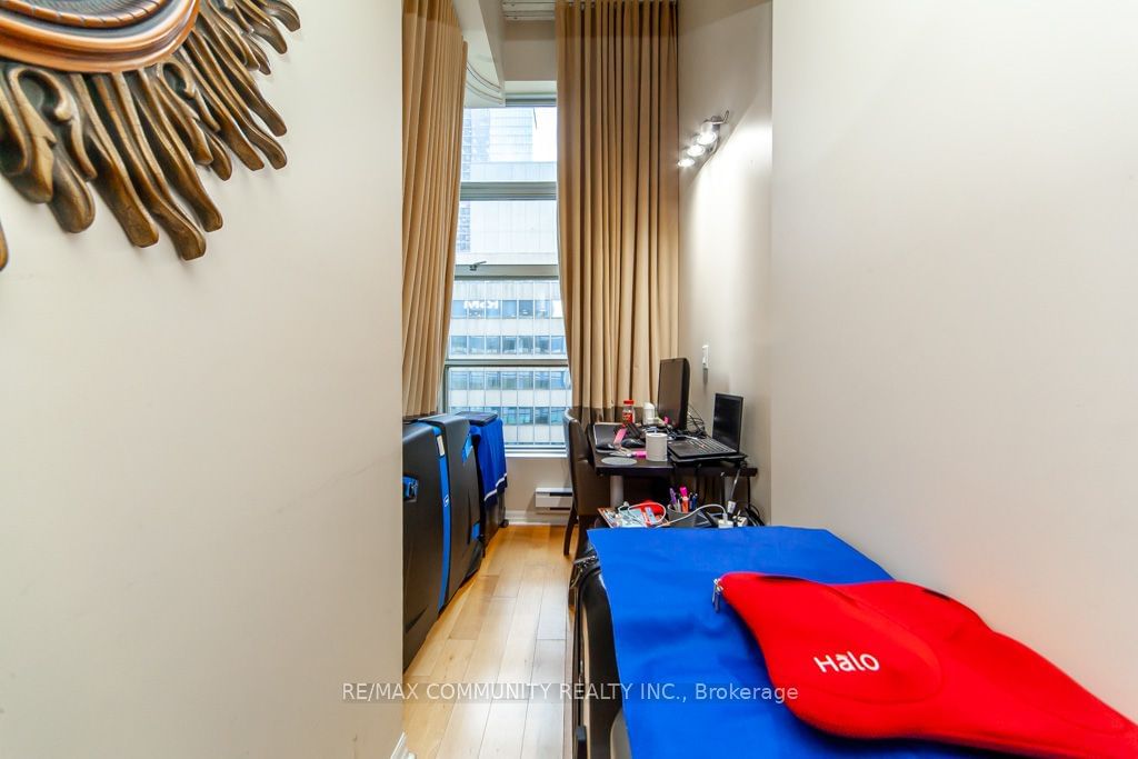 1 King St W, unit 1601 for sale