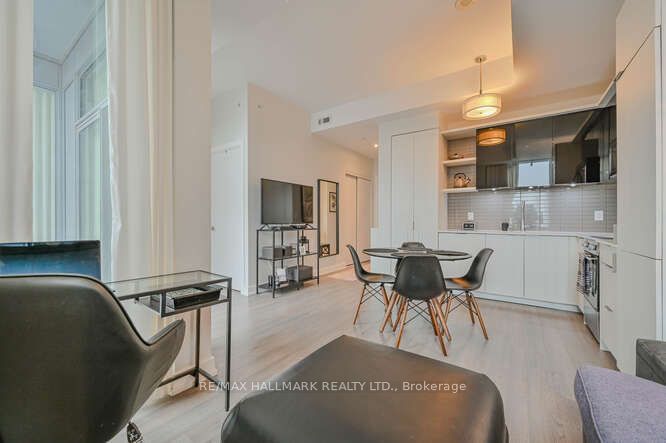 6 Parkwood Ave, unit 611 for sale