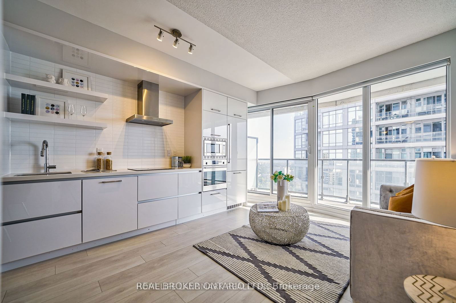 2221 Yonge St, unit 3705 for rent