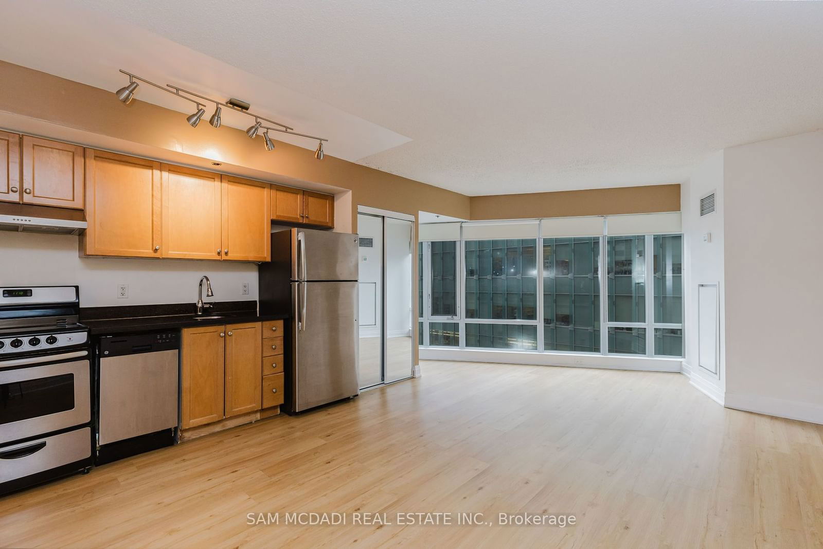 210 Victoria St, unit 611 for sale