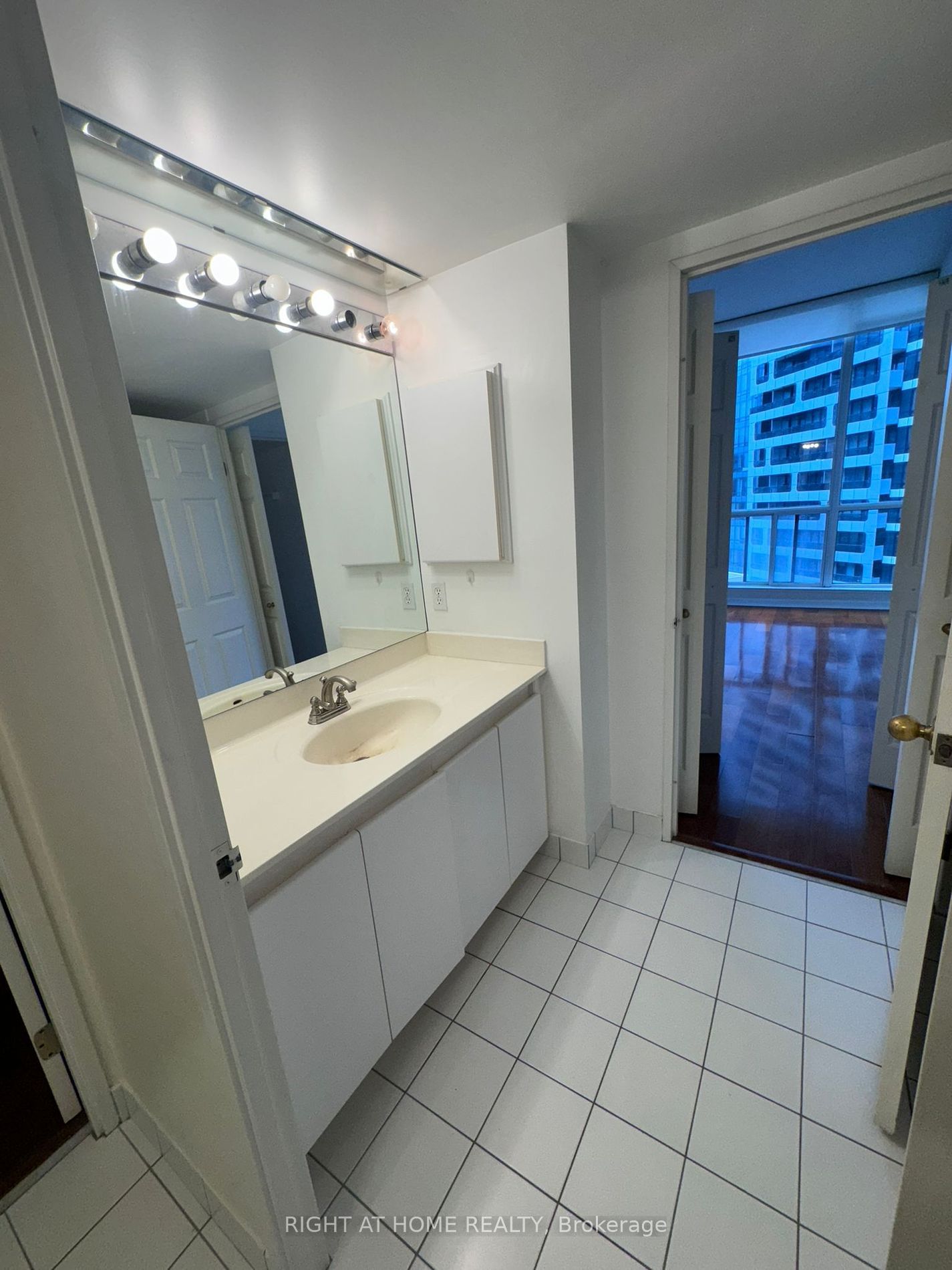 24 Wellesley St W, unit 2407 for sale