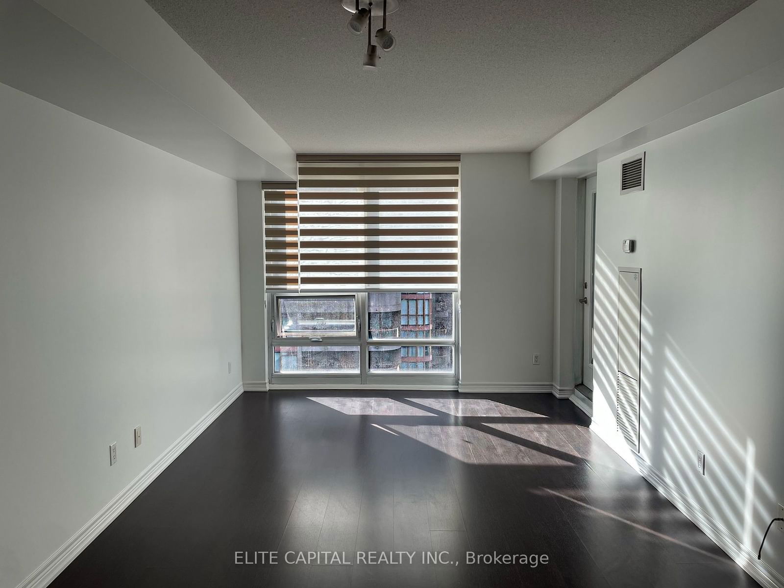 761 Bay St, unit 811 for rent