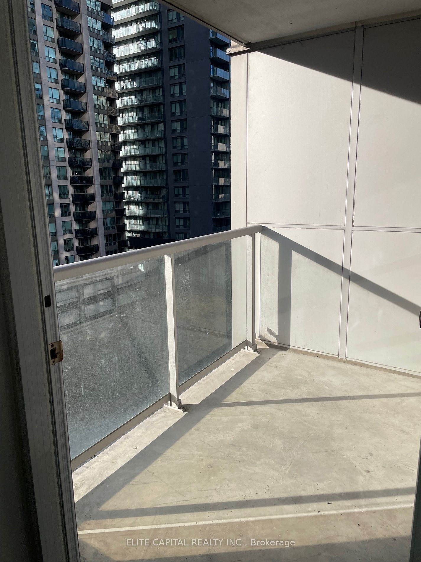 761 Bay St, unit 811 for rent