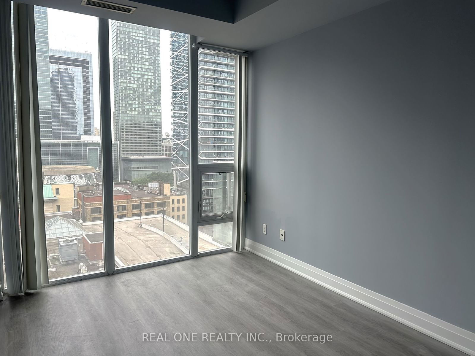 126 Simcoe St, unit 1408 for rent