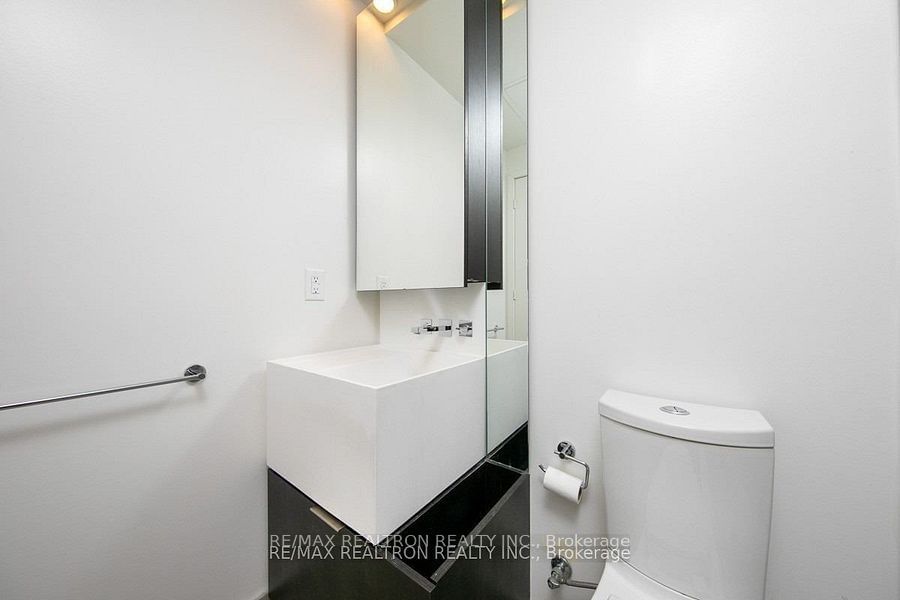 1 Bloor St E, unit 4203 for rent