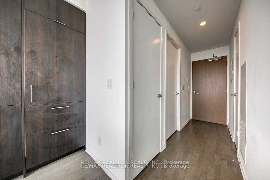 1 Bloor St E, unit 4203 for rent