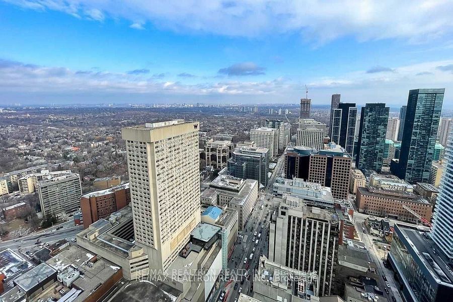 1 Bloor St E, unit 4203 for rent