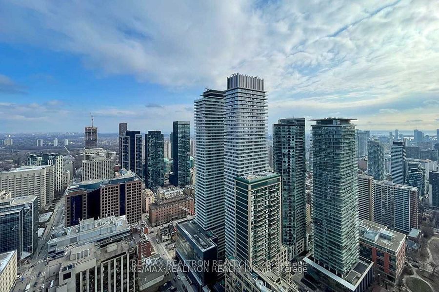 1 Bloor St E, unit 4203 for rent