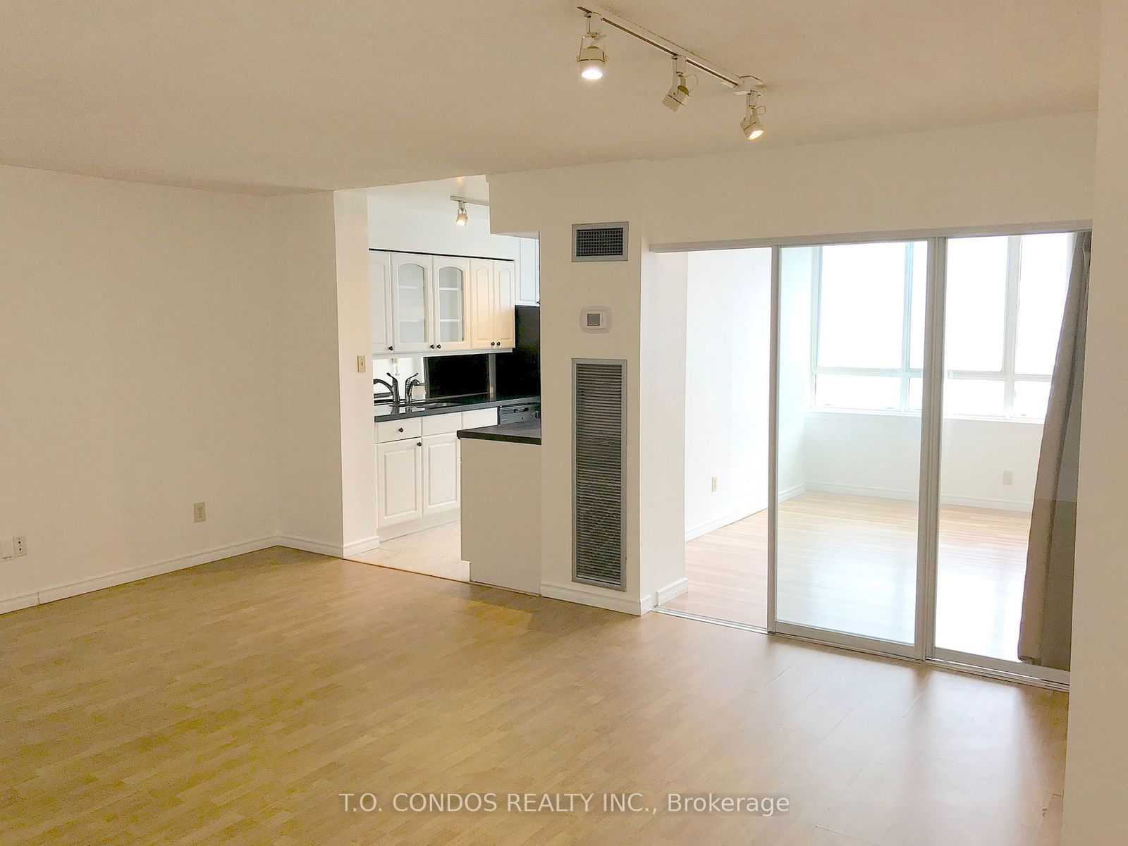 633 Bay St, unit 1808 for rent