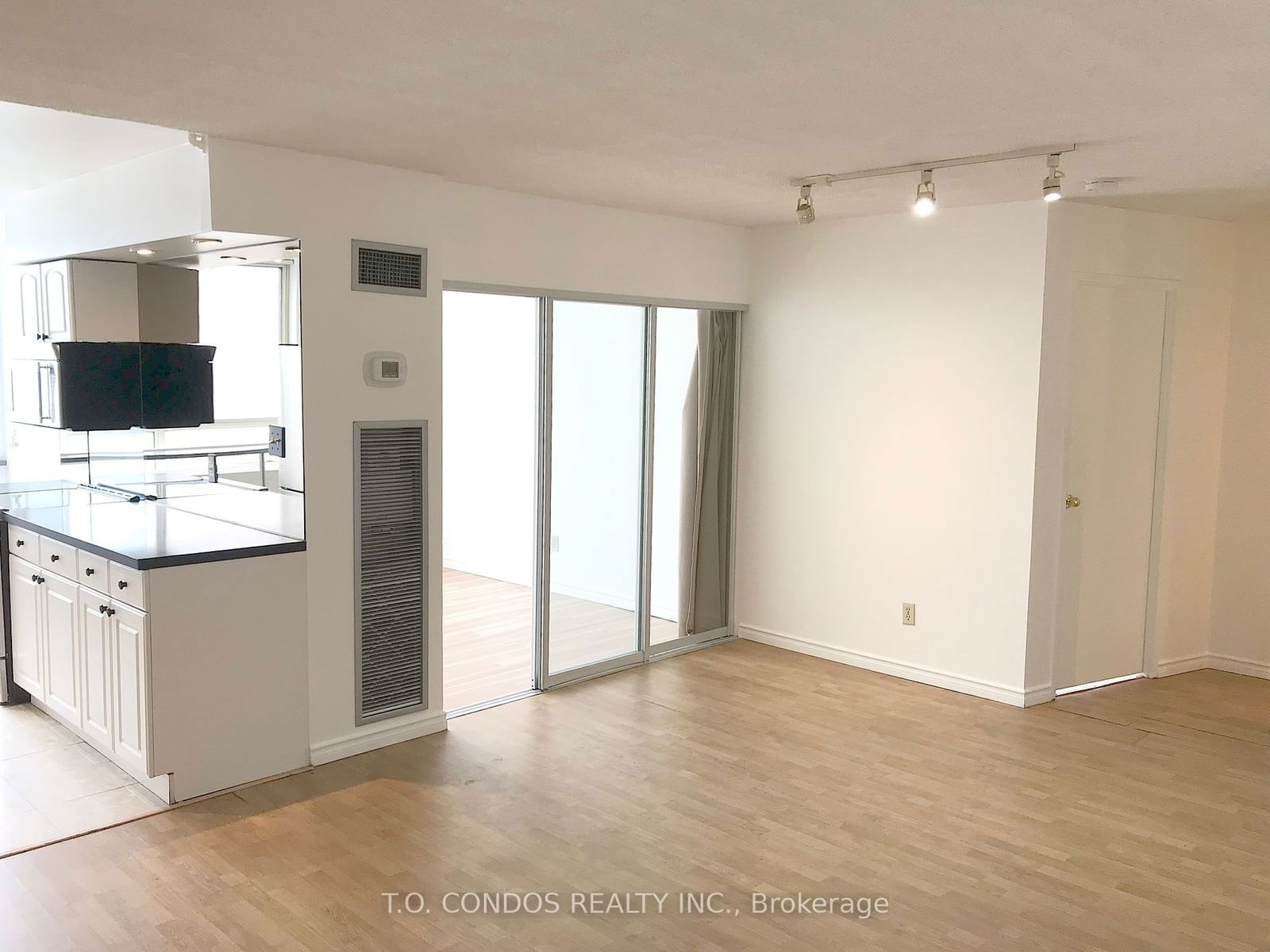 633 Bay St, unit 1808 for rent