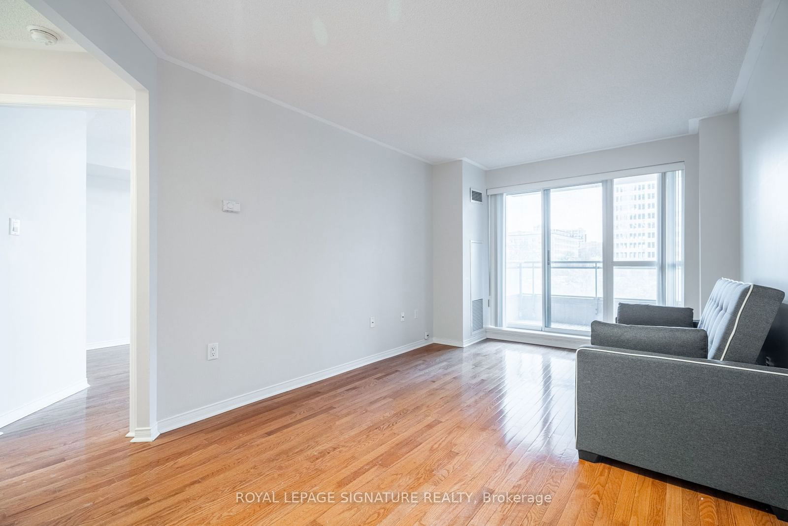 887 Bay St, unit 310 for rent