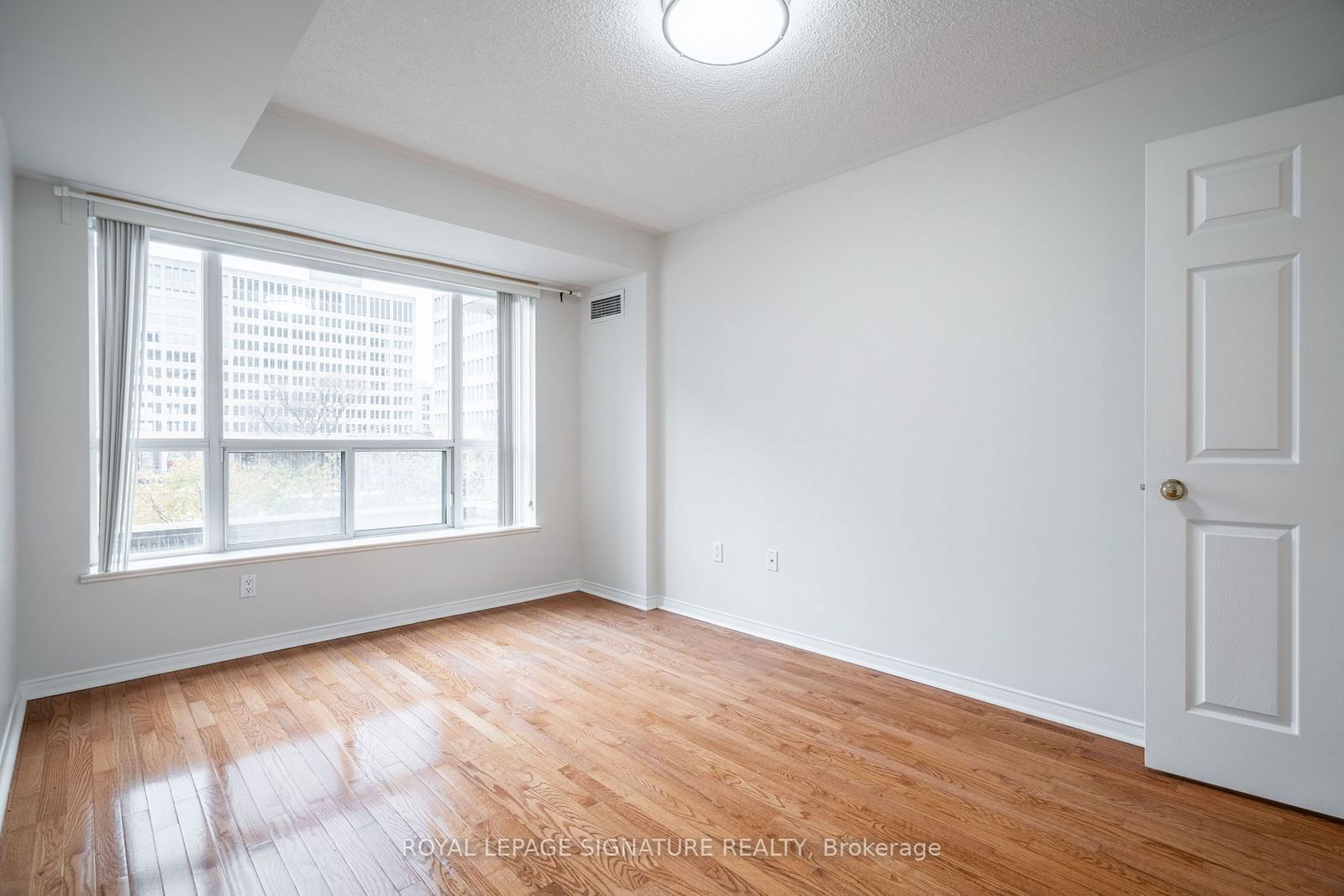 887 Bay St, unit 310 for rent