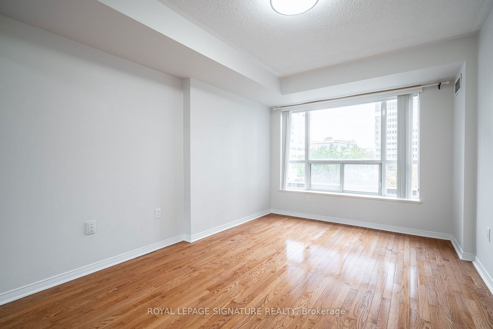 887 Bay St, unit 310 for rent