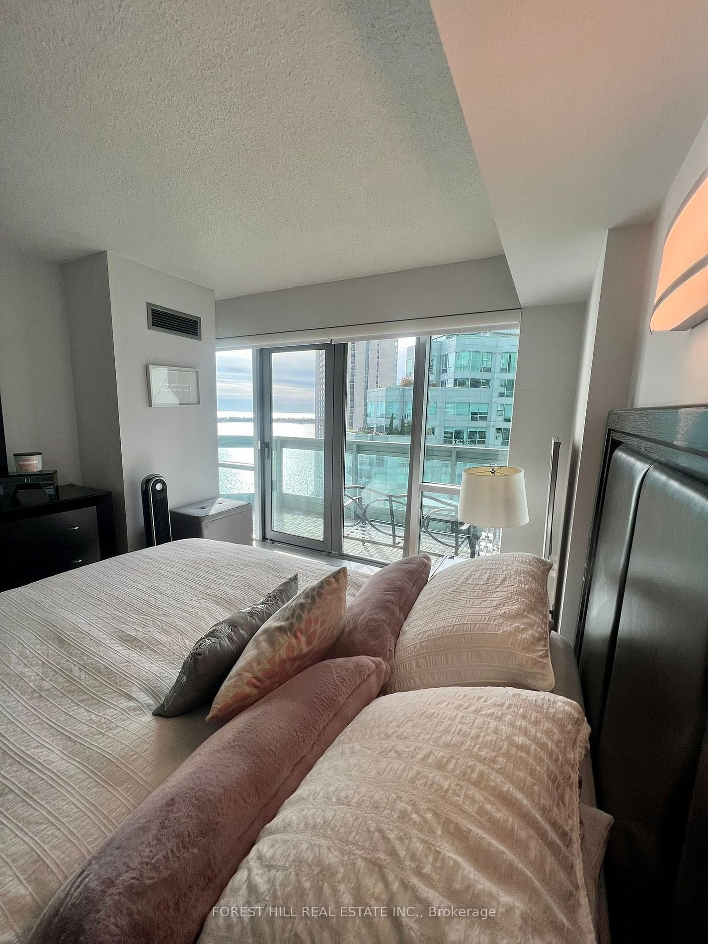 10 Yonge St, unit 2413 for rent