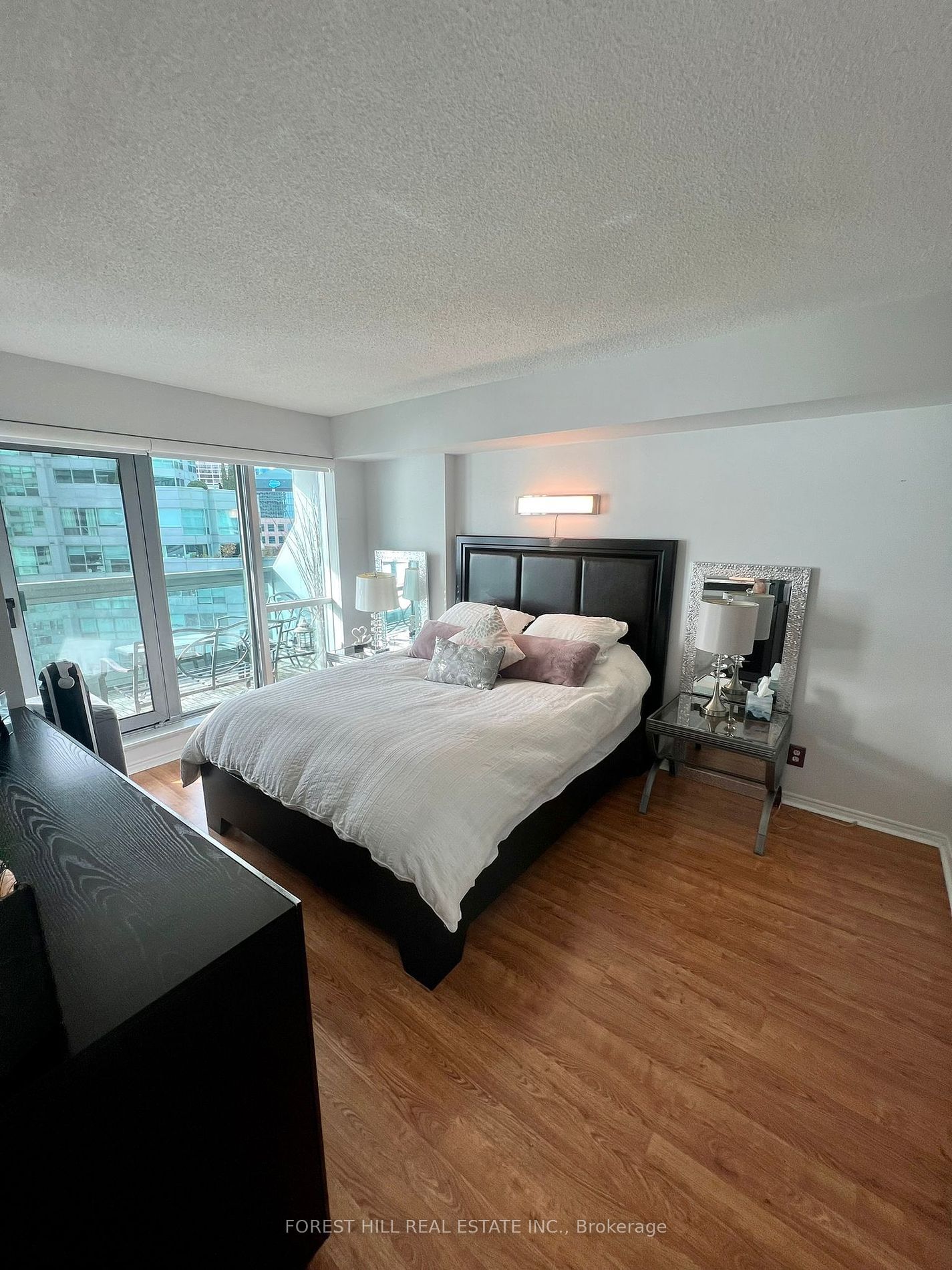 10 Yonge St, unit 2413 for rent