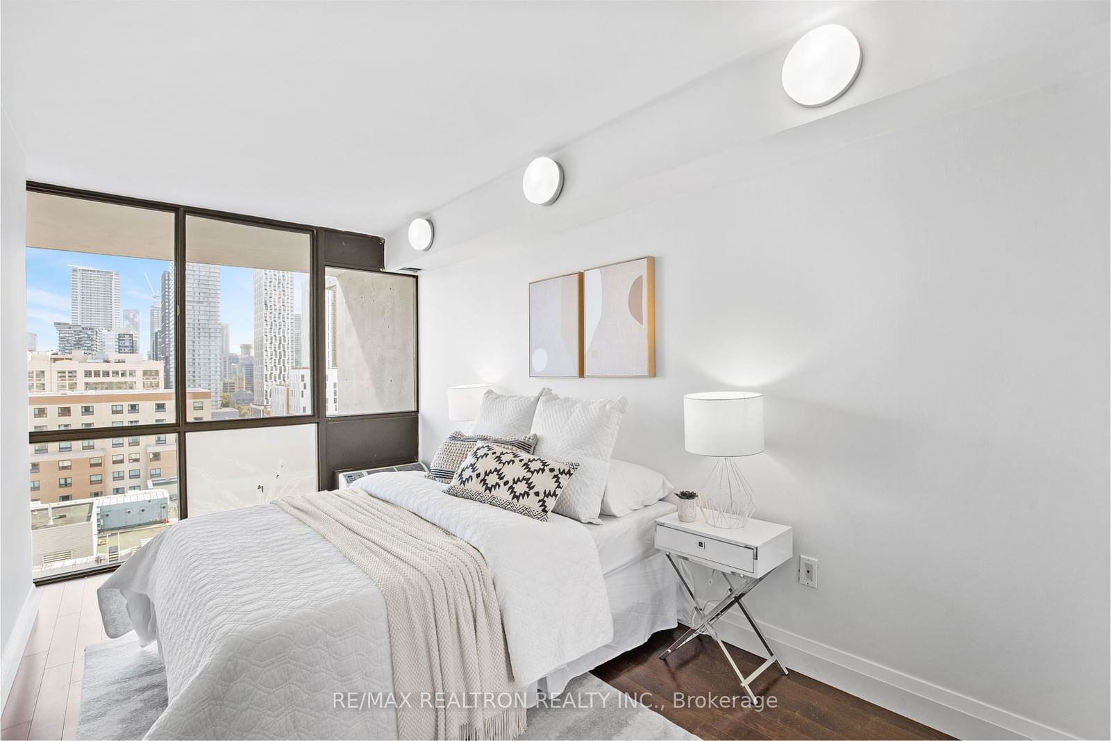 86 Gerrard St E, unit 12F for sale