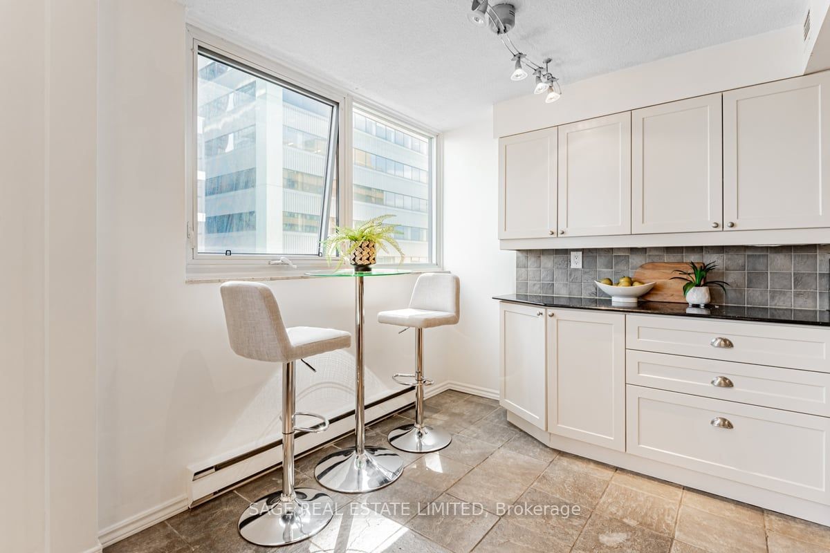 360 Bloor St E, unit 1007 for sale