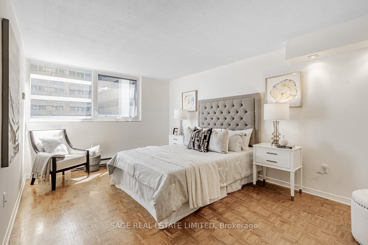 360 Bloor St E, unit 1007 for sale