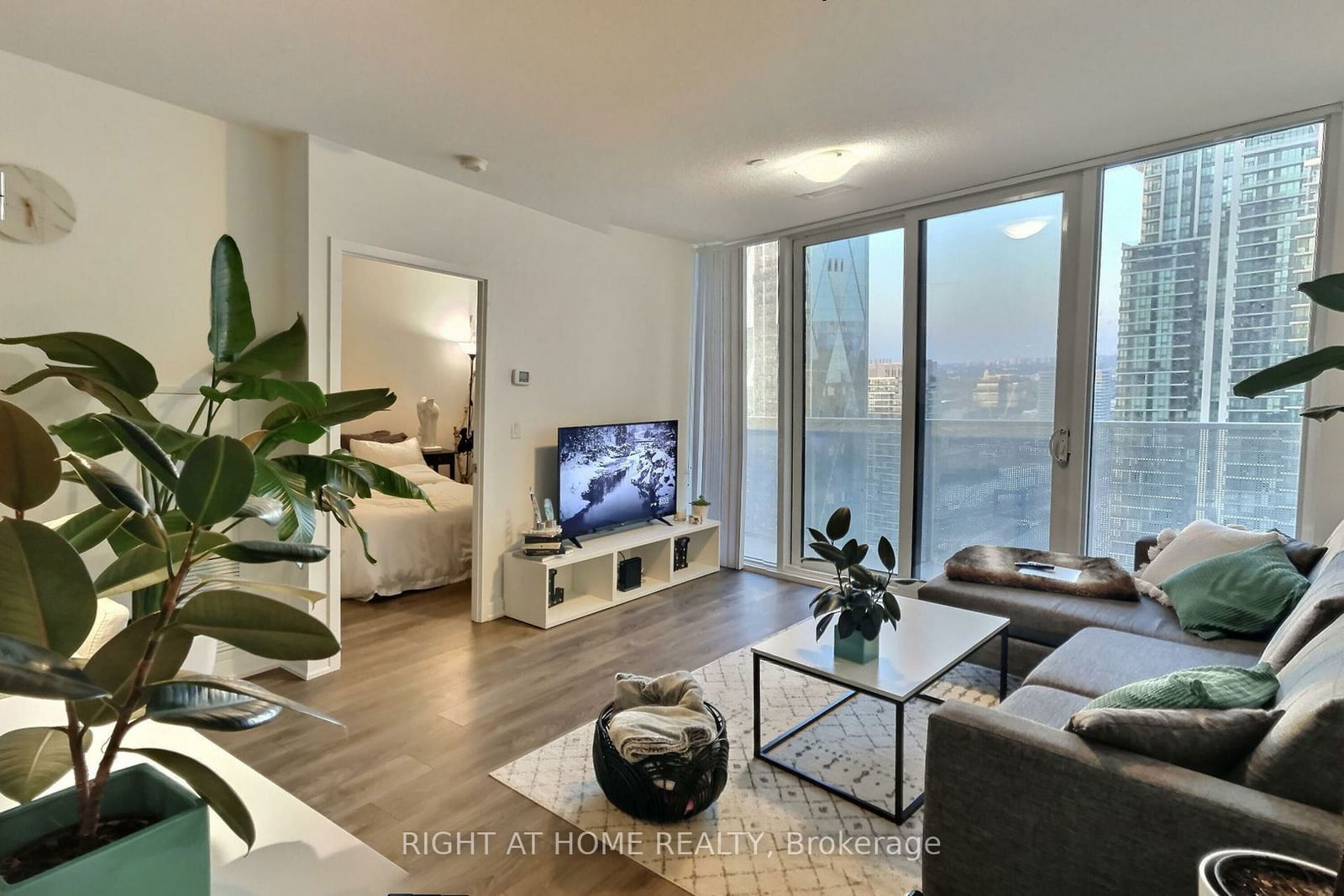 100 Harbour St, unit 3906 for rent