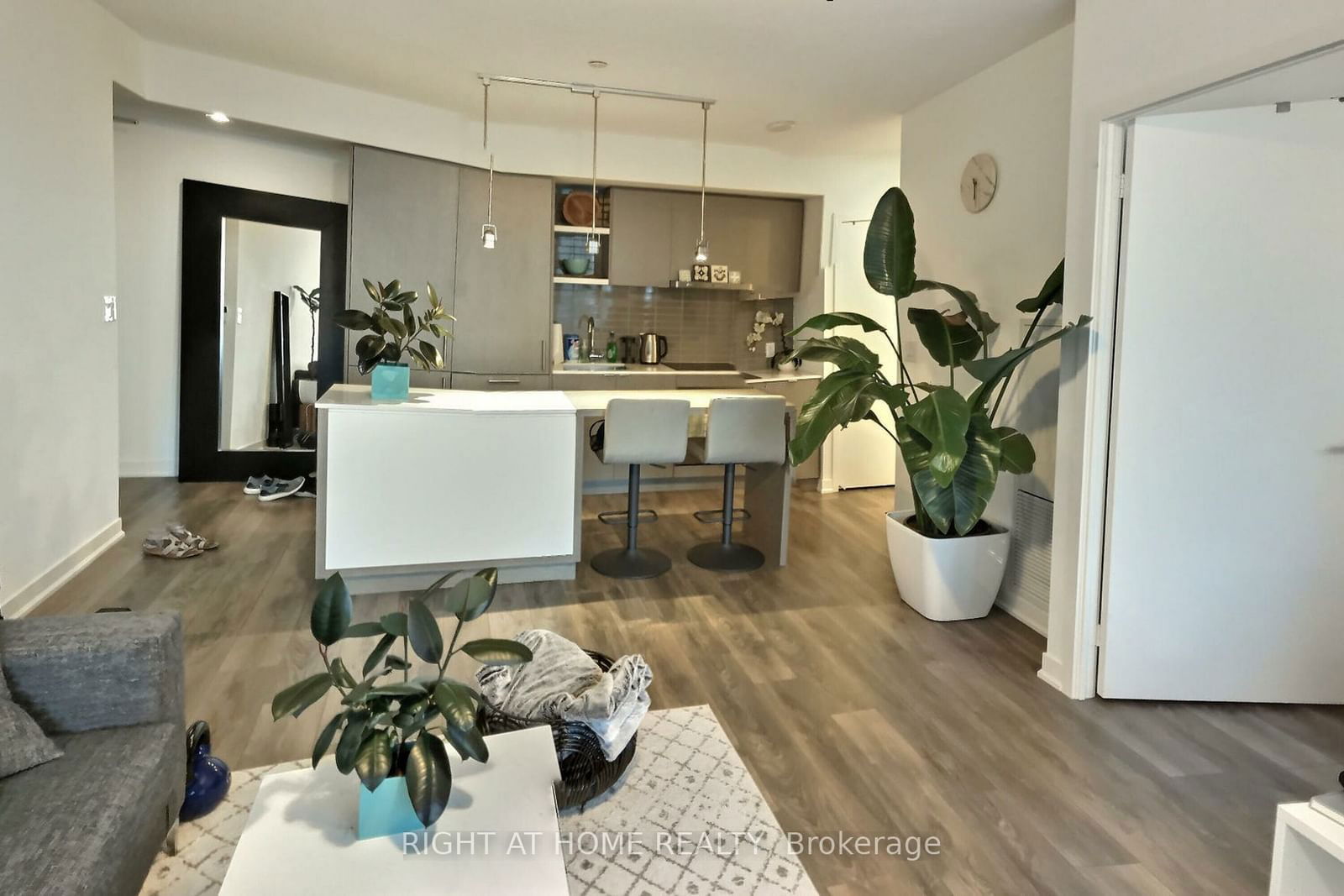 100 Harbour St, unit 3906 for rent