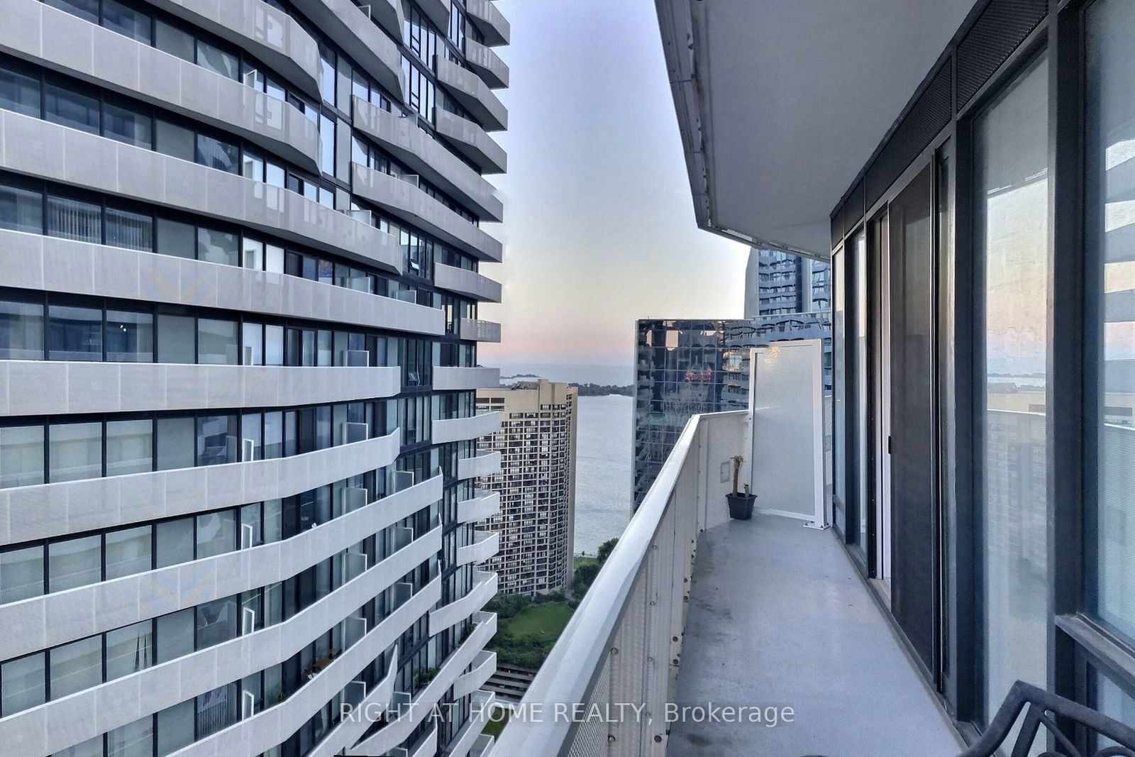 100 Harbour St, unit 3906 for rent