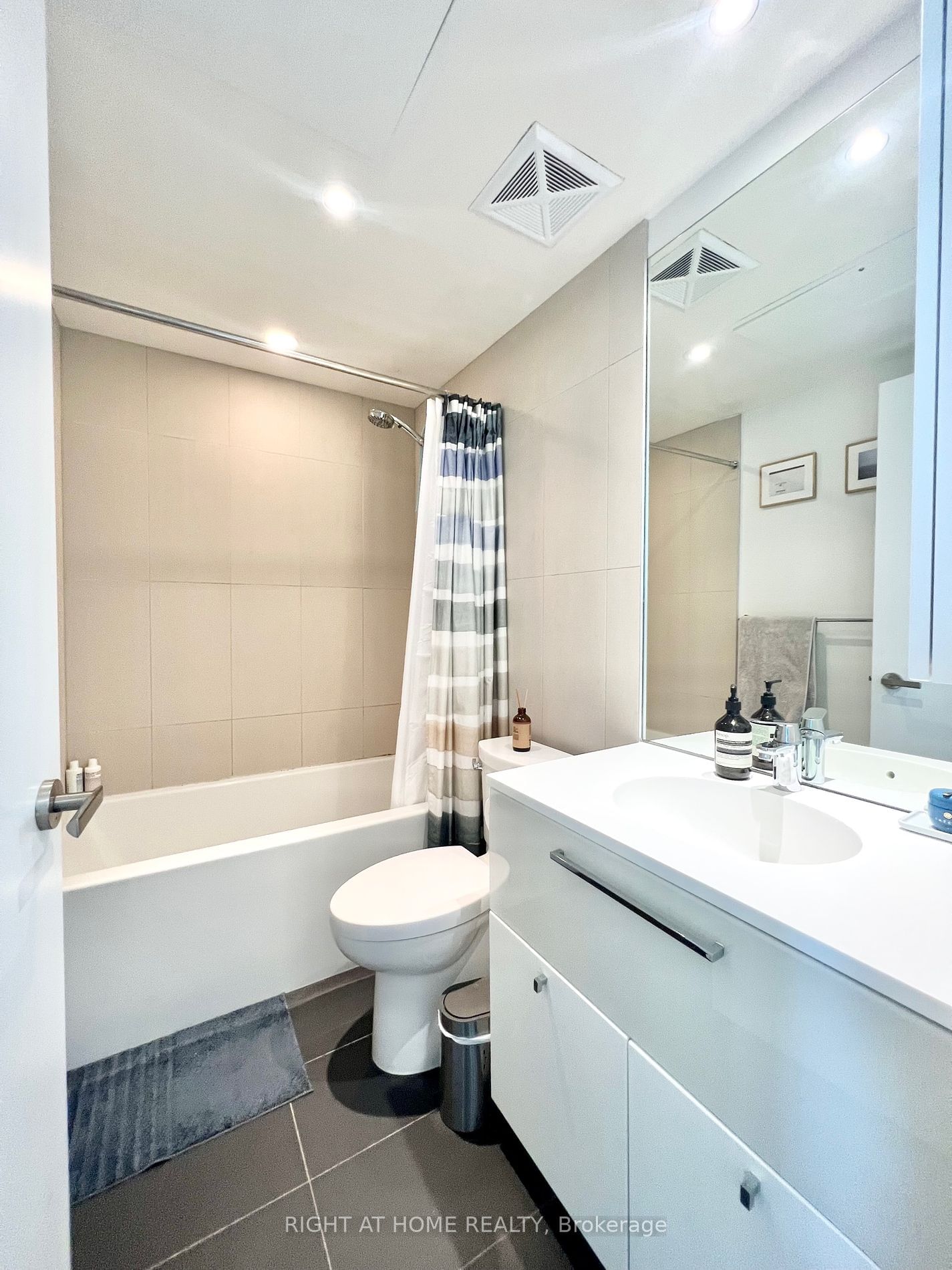 15 Grenville St, unit 1711 for sale