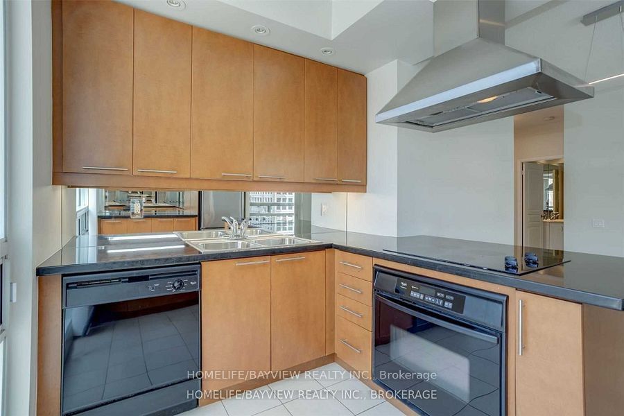 1121 Bay St, unit 1506 for rent