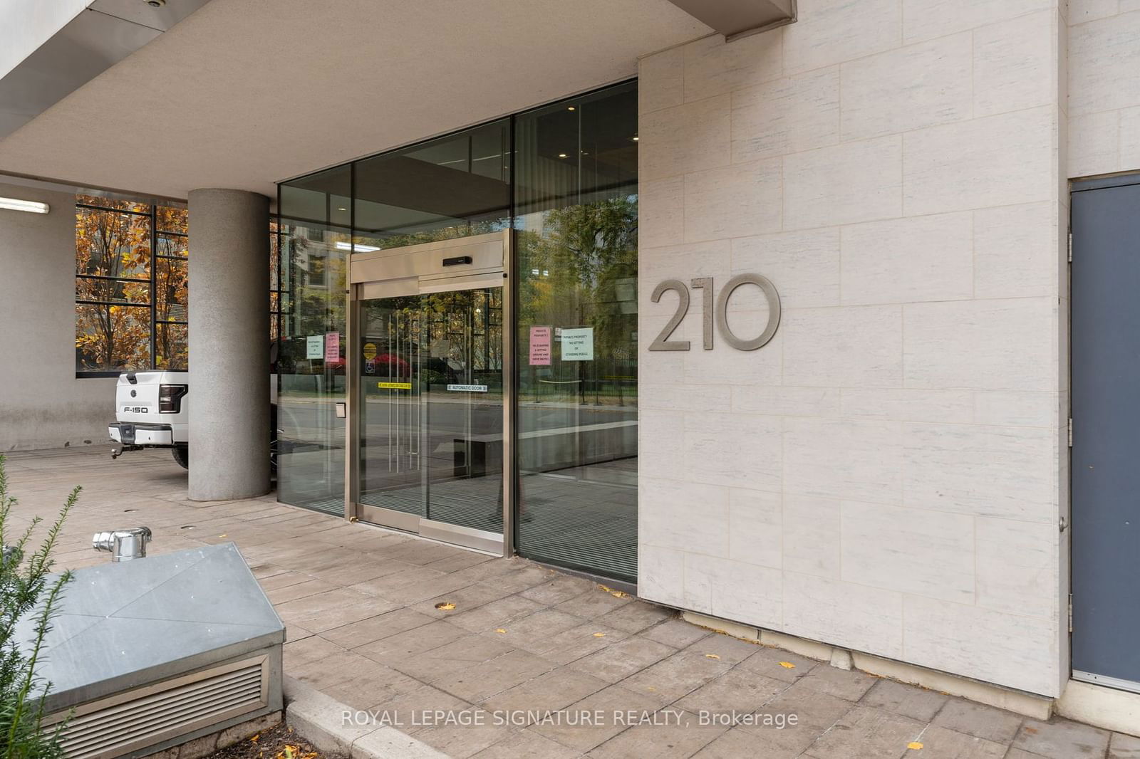 210 Simcoe St, unit 907 for rent