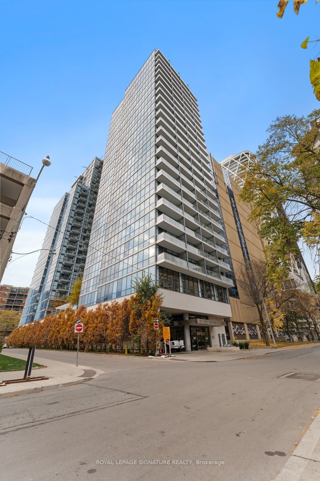 210 Simcoe St, unit 907 for rent