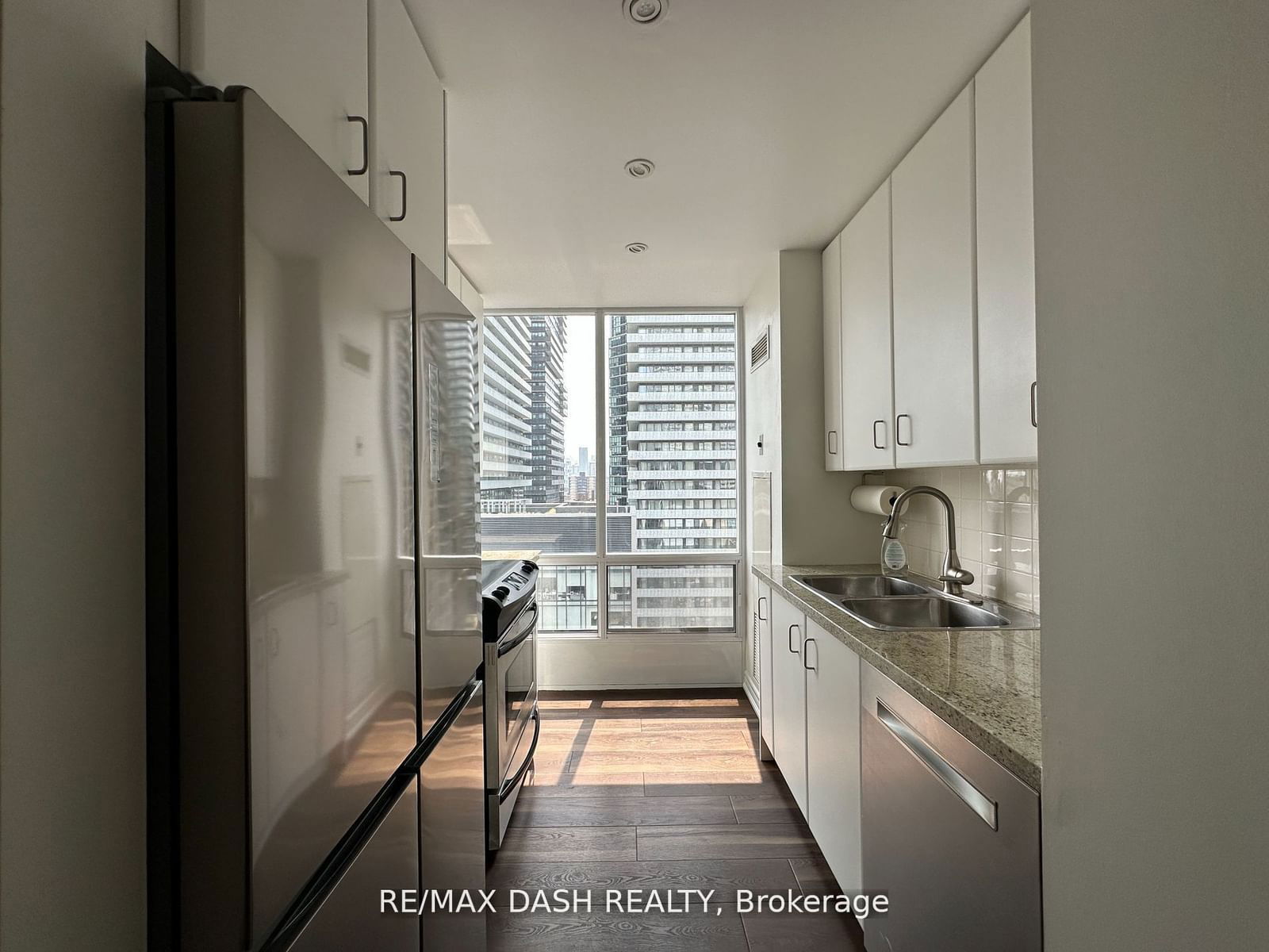 85 Bloor St E, unit 1511 for rent