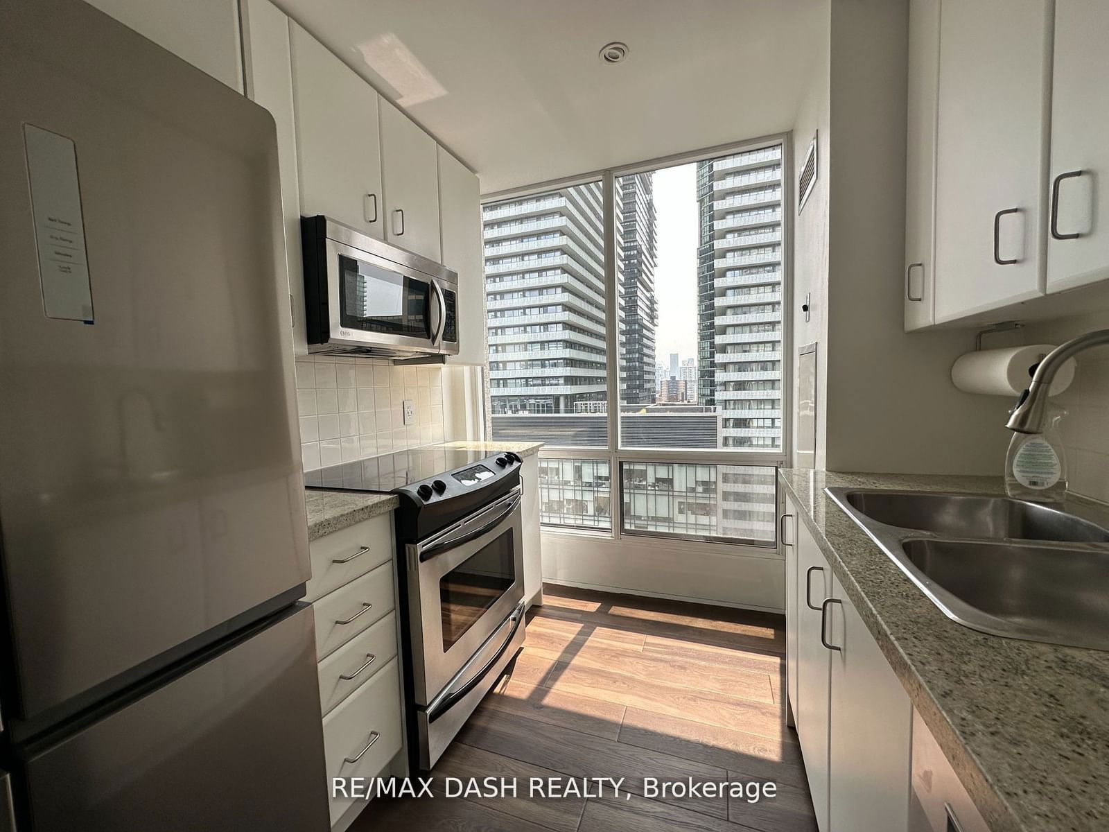 85 Bloor St E, unit 1511 for rent