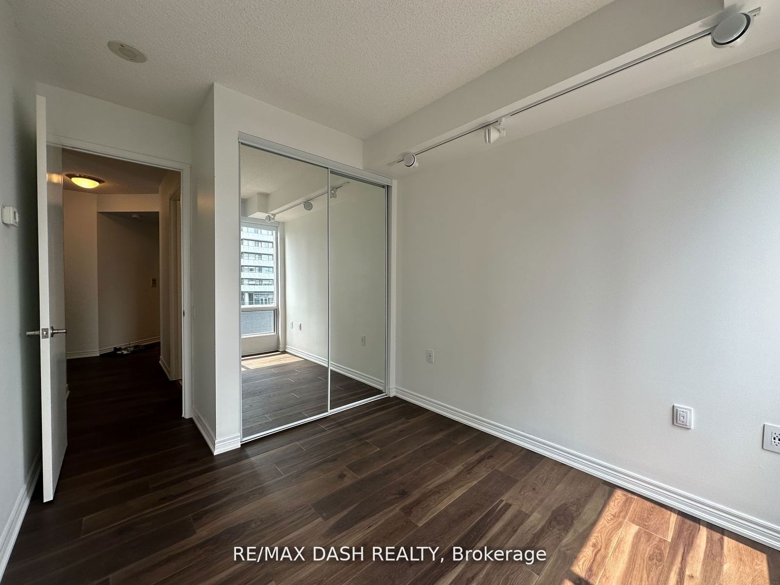 85 Bloor St E, unit 1511 for rent