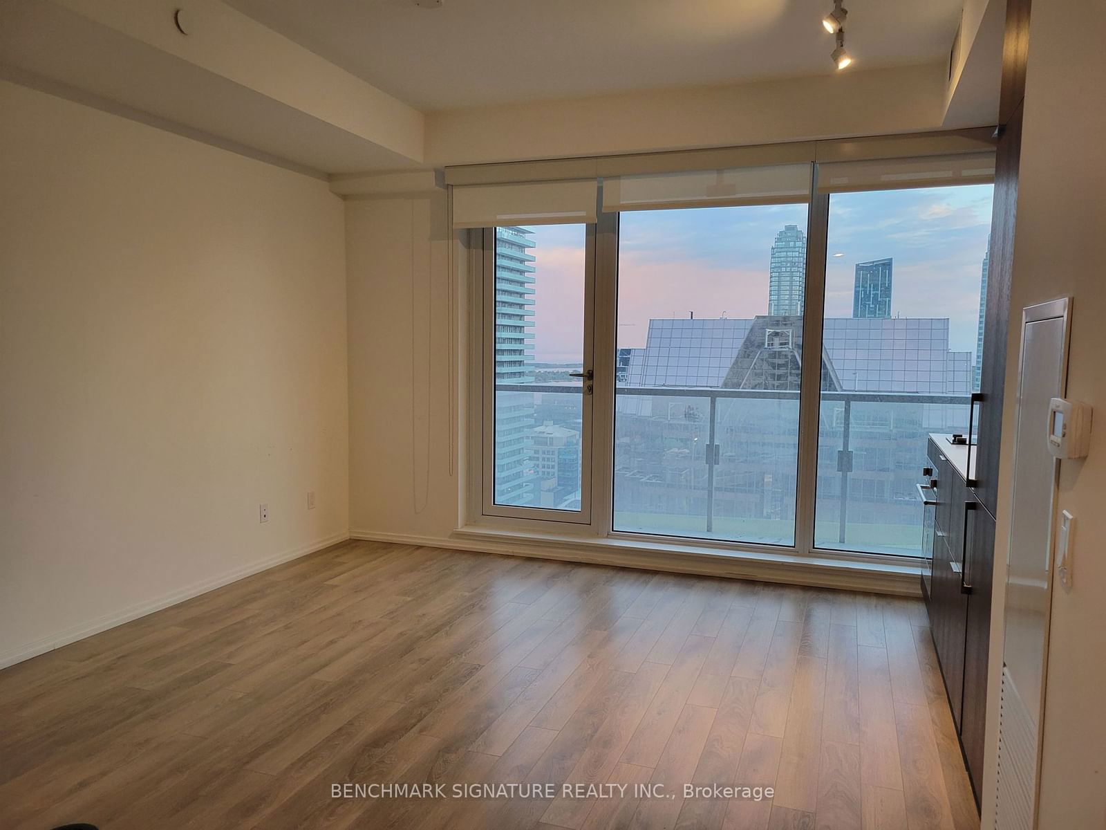 197 Yonge St, unit 3208 for rent